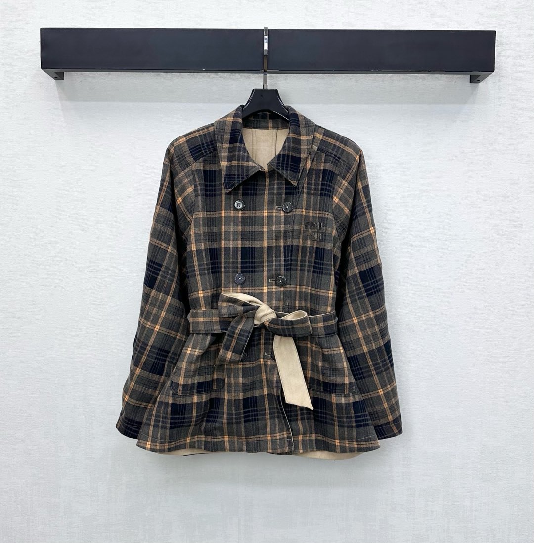 NO:653207,Miumi*2025 new products are on the shelves. The suede double-sided windbreaker jacket is made of YB imported suede material. It is draped, comfortable and stylish. It follows the reversible design concept. One side is Maillard color with a sense of old money, and the other side is classic contrast plaid fashionable style. It forms a double wear effect. The placket is adjusted with double-row buttons. It is used with the perforated belt of this fabric to outline the body shape and add a sense of layering to the shape. The chest is decorated with iconic letter logo decoration to highlight the brand tone.  The slit at the back is more tolerant and slimming. The regular straight version of the upper body is elegant and retro. The development of fabric accessories. The lapel windbreaker jacket style tailoring. It can be worn casually and handsomely. The high version is 2 colors double-sided,,miumiu,jackets & coats,chamois leather,alexander wang19860909Miumi*2025新品上架麂皮绒双面风衣外套定制YB进口麂皮绒材质 垂顺舒适有型 沿用两面穿设计理念 一面美拉德色系老钱感满满 一面经典撞色格纹时髦大气 形成双重穿搭效果 开襟双排纽扣调节处理 配合本布穿孔腰带勾勒身形 增添造型层次感 胸前均点缀标志性字母徽标装饰 彰显品牌调性 后腰开衩更为包容显瘦 常规直筒版型上身优雅复古 面辅料开发 翻领风衣外套版型剪裁 随意搭配穿搭洒脱帅气 高版本2色双面,,miumiu,jackets & coats,chamois leather,alexander wang,Women's clothing