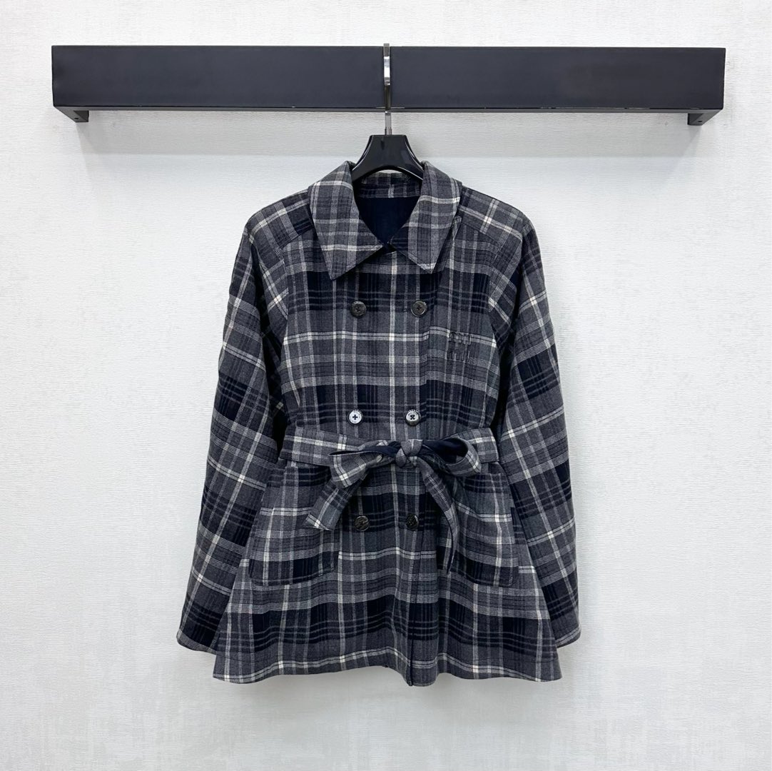 NO:653157,Miumi*2025 new products are on the shelves. The suede double-sided windbreaker jacket is made of YB imported suede material. It is draped, comfortable and stylish. It follows the reversible design concept. One side is Maillard color with a sense of old money, and the other side is classic contrast plaid fashionable style. It forms a double wear effect. The placket is adjusted with double-row buttons. It is used with the perforated belt of this fabric to outline the body shape and add a sense of layering to the shape. The chest is decorated with iconic letter logo decoration to highlight the brand tone.  The slit at the back is more tolerant and slimming. The regular straight version of the upper body is elegant and retro. The development of fabric accessories. The lapel windbreaker jacket style tailoring. It can be worn casually and handsomely. The high version is 2 colors double-sided,,miumiu,jackets & coats,chamois leather,alexander wang19860909Miumi*2025新品上架麂皮绒双面风衣外套定制YB进口麂皮绒材质 垂顺舒适有型 沿用两面穿设计理念 一面美拉德色系老钱感满满 一面经典撞色格纹时髦大气 形成双重穿搭效果 开襟双排纽扣调节处理 配合本布穿孔腰带勾勒身形 增添造型层次感 胸前均点缀标志性字母徽标装饰 彰显品牌调性 后腰开衩更为包容显瘦 常规直筒版型上身优雅复古 面辅料开发 翻领风衣外套版型剪裁 随意搭配穿搭洒脱帅气 高版本2色双面,,miumiu,jackets & coats,chamois leather,alexander wang,Women's clothing