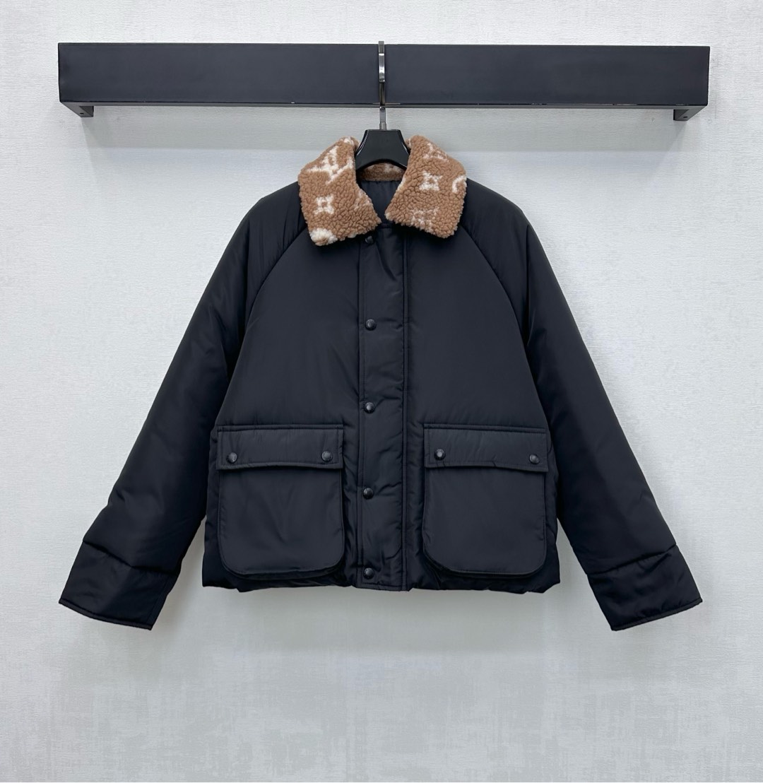 NO:626035,Louis Vuitto*2025 new arrivals lamb fur collar cotton jacket made of imported YB nylon material with cotton lining, warm, comfortable and stylish. The iconic four-leaf clover letter logo lamb fur collar splicing design is used to highlight the brand's tone. Symmetrical flap large-capacity pockets are decorated with leather labels on the back collar to add layering to the look. Development of surface accessories. Lapel cotton jacket tailoring. High-end and fashionable autumn and winter wear. High version 2 colors, Louis Vuitto*2025 new arrivals.  vuitton,jackets & coats,alexander wang19860909Louis Vuitto*2025新品上架羊羔毛领棉服外套定制YB进口尼龙材质 内里衔棉处理 保暖舒适有型 沿用标志性四叶草字母徽标羊羔毛领拼接设计 彰显品牌调性 对称翻盖大容量口袋 配合后领皮标点缀装饰 增添造型层次感 面辅料开发 翻领棉服外套剪裁 秋冬穿搭高级时髦 高版本2色,,louis vuitton,jackets & coats,alexander wang,Women's clothing