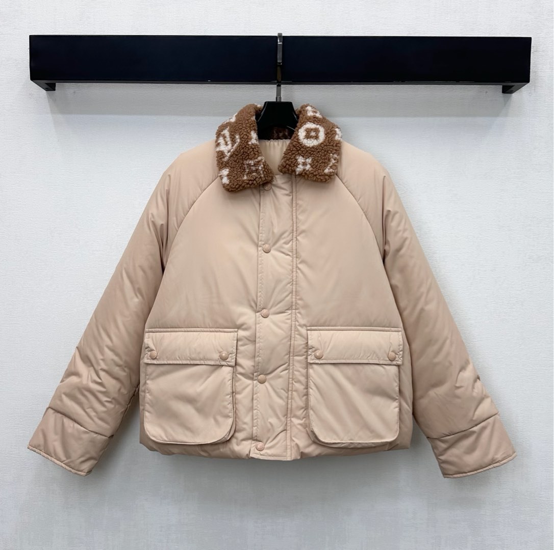 NO:626048,Louis Vuitto*2025 new arrivals lamb fur collar cotton jacket made of imported YB nylon material with cotton lining, warm, comfortable and stylish. The iconic four-leaf clover letter logo lamb fur collar splicing design is used to highlight the brand's tone. Symmetrical flap large-capacity pockets are decorated with leather labels on the back collar to add layering to the look. Development of surface accessories. Lapel cotton jacket tailoring. High-end and fashionable autumn and winter wear. High version 2 colors, Louis Vuitto*2025 new arrivals.  vuitton,jackets & coats,alexander wang19860909Louis Vuitto*2025新品上架羊羔毛领棉服外套定制YB进口尼龙材质 内里衔棉处理 保暖舒适有型 沿用标志性四叶草字母徽标羊羔毛领拼接设计 彰显品牌调性 对称翻盖大容量口袋 配合后领皮标点缀装饰 增添造型层次感 面辅料开发 翻领棉服外套剪裁 秋冬穿搭高级时髦 高版本2色,,louis vuitton,jackets & coats,alexander wang,Women's clothing