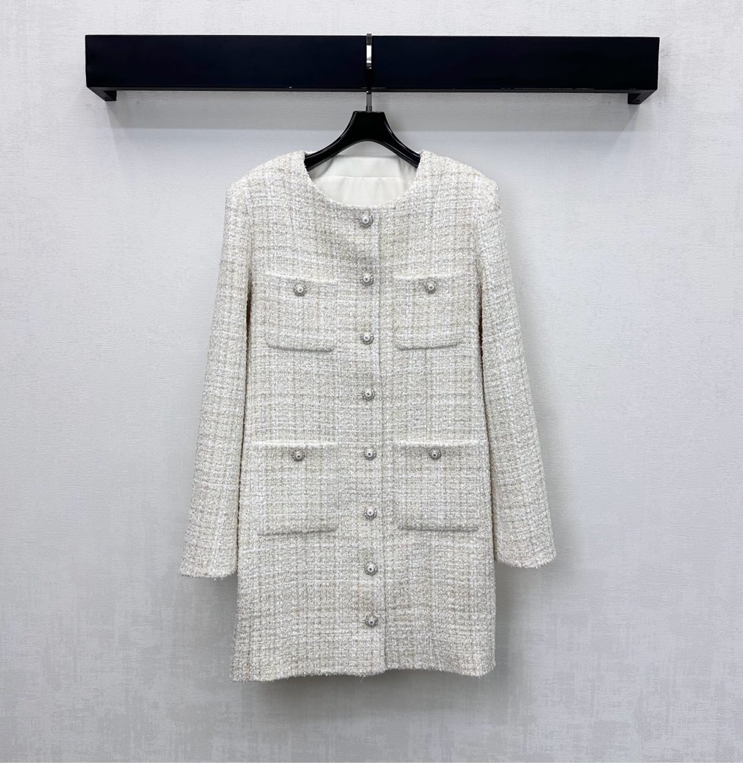 NO:626097,Chane*2025 new arrivals, woven dress long jacket, custom-made YB imported slub woolen material, obvious texture and high quality, tweed woolen fabric creates a ladylike style, double-C round button adjustment design with single row printing on the placket, highlighting the brand tone, exquisite off-white woven texture with multiple pocket decorations, adding layering to the shape, mid-length version can be worn as a coat or dress, development of surface accessories, round neck cardigan style tailoring, fashionable and refined choice  High version 36 38 40,,chanel,skirts,jackets & coats,alexander wang19860909Chane*2025新品上架编织洋装长款外套定制YB进口粗纺羊毛呢材质 肌理明显 质感上乘 粗花毛呢面料打造名媛风范 开襟单排印刻双C圆扣调节设计 彰显品牌调性 精致米白色编织纹理配合多处口袋装饰 增添造型层次感 中长款版型可做外套或连衣裙穿搭 面辅料开发 圆领开襟外套版型剪裁 时髦精穿搭首选  高版本36 38 40,,chanel,skirts,jackets & coats,alexander wang,Women's clothing