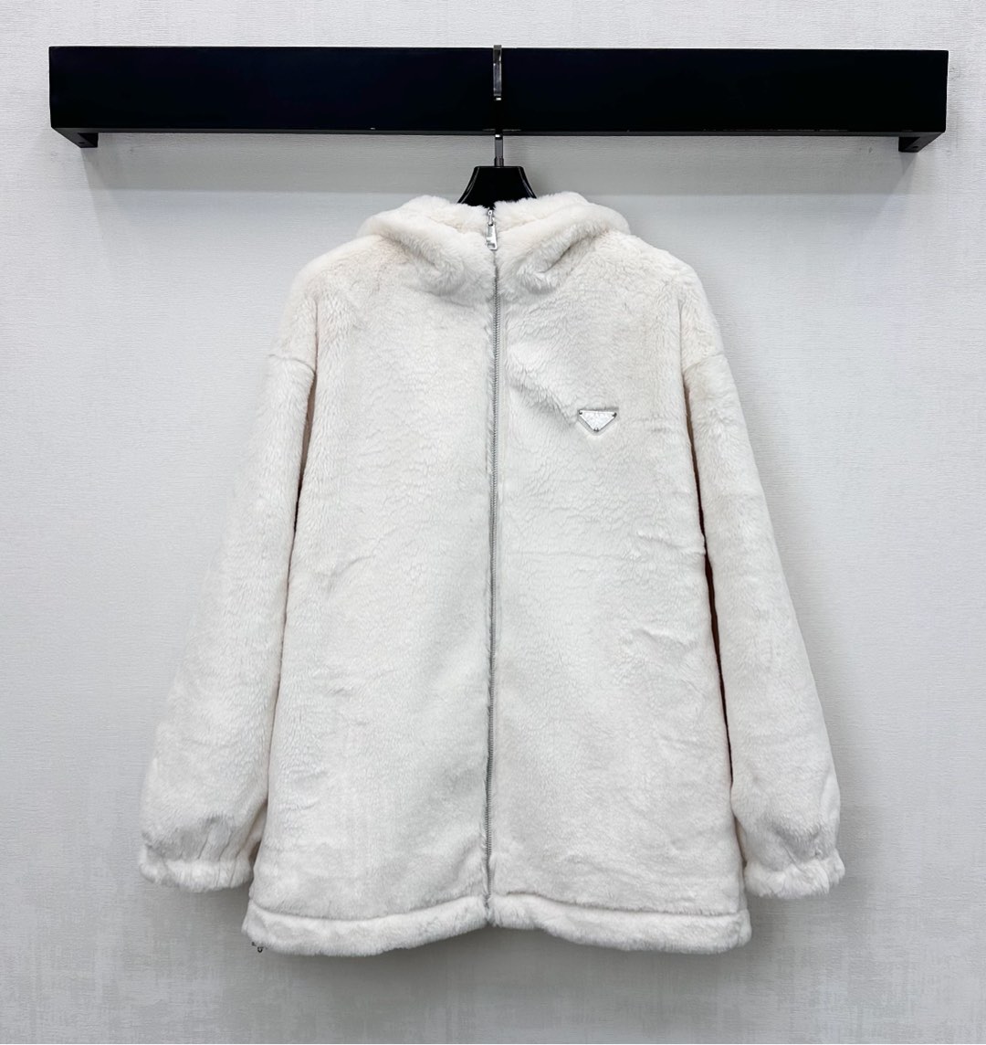 NO:626112,Prad*2025 new arrivals, hooded plush zipper jacket, custom-made YB imported short plush material, glossy texture, soft and skin-friendly, versatile plain color with zipper adjustment and brim drawstring design, adding layering to the look, iconic triangle logo decoration on the chest, highlighting the brand tone, development of surface accessories, hooded zipper jacket style tailoring, fashionable and stylish for autumn and winter layering, high version, prada, jackets &  coats,hats,alexander wang19860909Prad*2025新品上架连帽毛绒拉链外套定制YB进口短毛绒材质 质感光泽 软糯亲肤 通体百搭素色配合开襟拉链调节与帽沿抽绳设计 增添造型层次感 胸前点缀标志性三角徽标装饰 彰显品牌调性 面辅料开发 连帽拉链外套版型剪裁 秋冬叠穿时髦洋气   高版本,,prada,jackets & coats,hats,alexander wang,Women's clothing