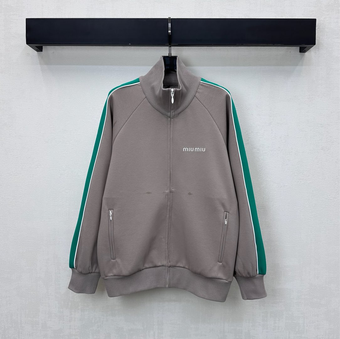 NO:626060,Miumi*2025 new products are on the shelves. The stand-up collar webbing contrasting color jacket is made of YB imported twill cotton material. Breathable, comfortable and stylish. Open zipper adjustment design. The contrasting color webbing splicing extends from the shoulder to the cuffs to add layering to the look. The chest is embellished with iconic letter embroidery logo decoration to highlight the brand tone. Surface accessories development. Stand-up collar zipper jacket jacket tailoring. Both men and women can control the fashion trend. High version,,miumiu,jackets & coats,jackets &  coats,alexander wang19860909Miumi*2025新品上架立领织带撞色外套定制YB进口斜纹全棉材质 透气舒适有型 开襟拉链调节设计 配合肩膀延伸至袖口撞色织带拼接处理 增添造型层次感 胸前点缀标志性字母刺绣徽标装饰 彰显品牌调性 面辅料开发 立领拉链夹克外套剪裁 男女均可驾驭穿搭潮流时髦   高版本,,miumiu,jackets & coats,jackets & coats,alexander wang,Women's clothing