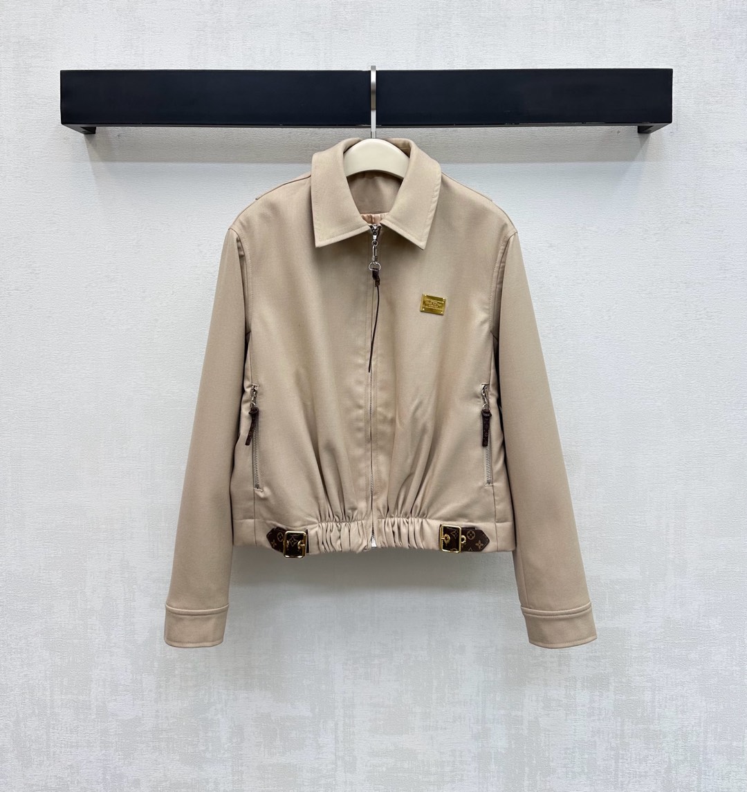 NO:627188,Louis Vuitto*2025 new arrivals, zippered leather buckle jacket, custom-made YB imported twill rayon material. Use the open zipper adjustment and elastic elastic pleat design at the hem to add layering to the look. Iconic four-leaf clover letter jacquard leather buckle decoration echoes the all-over printing elements of the lining to highlight the brand tone. Surface accessories development. Lapel jacket jacket style tailoring. Can be paired with straight trousers from the same series. Wear as a set to look fashionable. You can also buy them separately.  high version,,louis vuitton,jackets & coats,jackets & coats,alexander wang19860909Louis Vuitto*2025新品上架拉链皮扣夹克外套定制YB进口斜纹人棉材质 沿用开襟拉链调节配合下摆弹力松紧褶皱设计 增添造型层次感 标志性四叶草字母提花皮质带扣装饰 呼应内衬满铺印花元素 彰显品牌调性 面辅料开发 翻领夹克外套版型剪裁 可搭配同系列直筒长裤 成套穿搭时髦洋气 也可分开购入搭配  高版本,,louis vuitton,jackets & coats,jackets & coats,alexander wang,Women's clothing