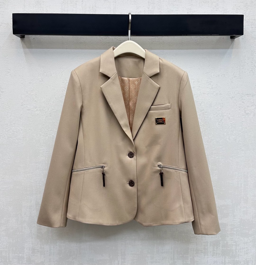 NO:627228,Louis Vuitto*2025 New Arrival Lapel Leather Buckle Suit Jacket Customized YB imported twill rayon material, lustrous and smooth, full of quality. The coat's gun lapels are equipped with symmetrical leather label zipper pockets to add a sense of layering. The chest is embellished with the iconic metal engraved label. The elastic elastic pleat design of the back waist is decorated with the iconic four-leaf clover letter jacquard leather belt buckle. It echoes the all-over printing elements of the lining and highlights the brand tone. Development of surface accessories. Right-shoulder silhouette suit tailoring  Can be paired with trousers from the same series for a fashionable and stylish look. You can also buy them separately to match high-end versions, Louis Vuitton, jackets & coats, business suits, alexander wang19860909Louis Vuitto*2025新品上架翻领皮扣西装外套定制YB进口斜纹人棉材质 光泽垂顺 品相十足 外套枪驳领搭配对称皮标拉链口袋 增添造型层次感 胸前点缀标志性金属刻印标牌 后腰弹力松紧褶皱设计配合标志性四叶草字母提花皮质带扣装饰 呼应内衬满铺印花元素 彰显品牌调性 面辅料开发 正肩廓形西装版型剪裁 可搭配同系列长裤 成套穿搭时髦洋气 也可分开购入搭配  高版本,,louis vuitton,jackets & coats,business suit,alexander wang,Women's clothing