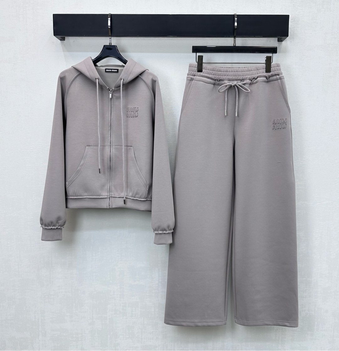 NO:627219,Miumi*2025 new arrivals hooded zipper jacket and trousers suit customized with YB imported air cotton material. Comfortable texture, slightly elastic and stylish. Decorated with iconic three-dimensional letter logo on the chest to highlight the brand tone. Loose fit combined with large pocket detail design to add layering to the look. Development of surface accessories. Hooded zipper jacket paired with wide-leg straight trousers of the same series. Pocket letters echo up and down. Overall coordination and unity. The complete set is simple and advanced. Autumn and winter suits are essential. Daily casual wear is relaxed and fashionable.  high version,,miumiu,jackets & coats,hats,alexander wang19860909Miumi*2025新品上架连帽拉链外套长裤套装定制YB进口空气全棉材质 质感舒适 微弹有型 胸前点缀标志性立体字母徽标装饰 彰显品牌调性 宽松版型结合大插兜细节设计 增添造型层次感 面辅料开发 连帽拉链外套搭配同系列阔腿直筒长裤 口袋字母上下呼应 整体协调统一 成套搭配简约高级 秋冬套装必不可少 日常休闲穿搭松弛时髦  高版本,,miumiu,jackets & coats,hats,alexander wang,Women's clothing