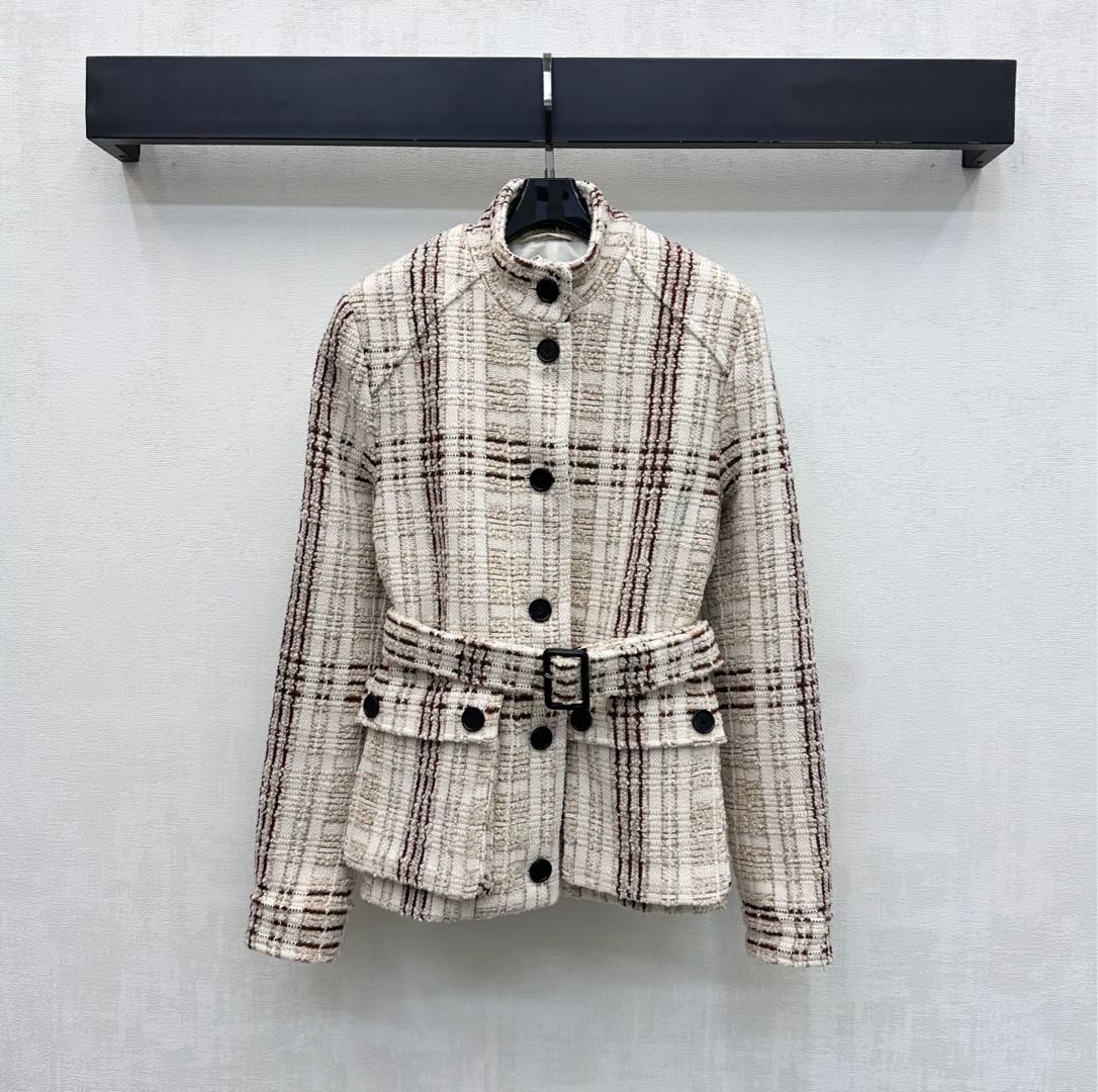 NO:627198,Loro Plan*2025 new product stand-up collar belted dress jacket is made of YB imported slub woolen material. It is made of high-quality texture and full quality. It adopts the placket button adjustment design and matches the fabric belt to outline the body shape and add layering to the look. The whole body is beige base with brown and black yarn woven texture and irregular plaid details to highlight the brand tone. Surface accessories development. Stand-up collar belt jacket tailoring. High-end and fashionable wear. High version, loro piana,jackets &  coats,alexander wang19860909Loro Plan*2025新品上架立领腰带洋装外套定制YB进口粗纺羊毛呢材质 质感上乘 品相十足 沿用开襟纽扣调节设计 配合本布腰带勾勒身形 增添造型层次感 通体米色打底以棕黑色纱线编织纹理不规则格纹细节处理 彰显品牌调性 面辅料开发 立领腰带外套剪裁 穿搭高级时髦   高版本,,loro piana,jackets & coats,alexander wang,Women's clothing