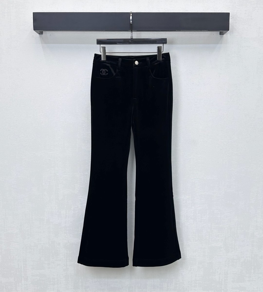 NO:627161,Chane*2025 new arrivals velvet brushed bootcut trousers, customized YB imported velvet material, glossy and smooth, warm, high-waisted double pocket design with bootcut legs, adding layering to the look. Iconic double C logo decoration on the pockets to highlight the brand tone. Development of surface accessories.19860909Chane*2025新品上架丝绒磨绒微喇长裤定制YB进口丝绒材质 光泽垂顺保暖 高腰双插兜版型设计配合裤腿微喇裁剪 增添造型层次感 口袋处点缀标志性双C徽标装饰 彰显品牌调性 面辅料开发 系扣微喇长裤剪裁 上身修饰腿形拉长比例 随意搭配穿搭高级时髦 高版本,,chanel,alexander wang,Women's clothing