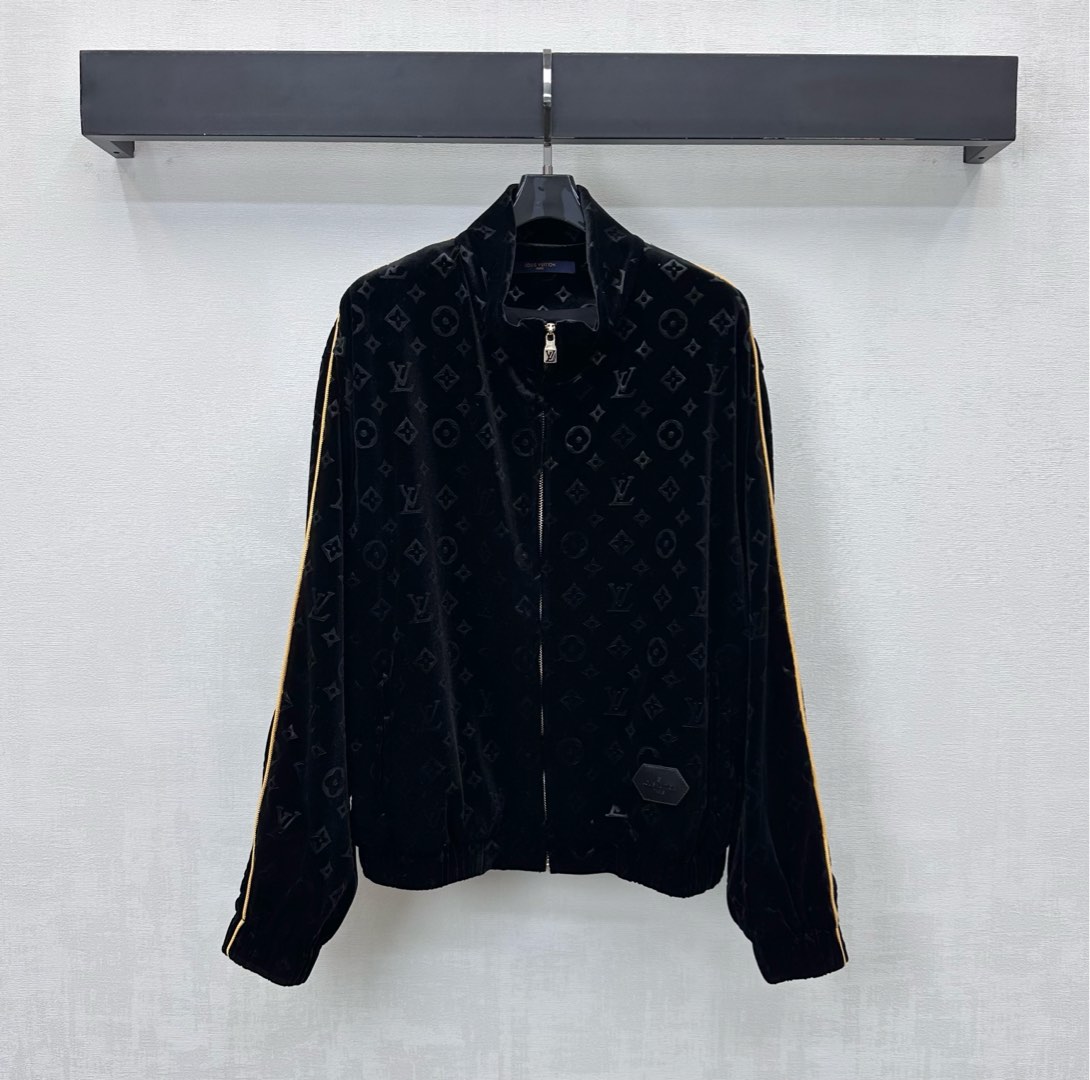 NO:627186,Louis Vuitto** 2025 new arrivals stand-up collar velvet jacquard jacket made of custom YB imported velvet material. Glossy and comfortable. Zipper adjustment design. Matching the shoulders and cuffs with contrasting webbing splicing to add layering to the look. The entire body is covered with iconic letter jacquard logo decoration to highlight the brand tone. Surface accessories development. Stand-up collar zipper jacket tailoring. Both men and women can control the fashion trend. High version, louis vuitton, jackets &  coats,jackets & coats,alexander wang19860909Louis Vuitto**2025新品上架立领丝绒提花外套定制YB进口丝绒材质 光泽垂顺舒适 开襟拉链调节设计 配合肩膀延伸至袖口撞色织带拼接处理 增添造型层次感 通体满铺标志性字母提花徽标装饰 彰显品牌调性 面辅料开发 立领拉链夹克外套剪裁 男女均可驾驭穿搭潮流时髦   高版本,,louis vuitton,jackets & coats,jackets & coats,alexander wang,Women's clothing