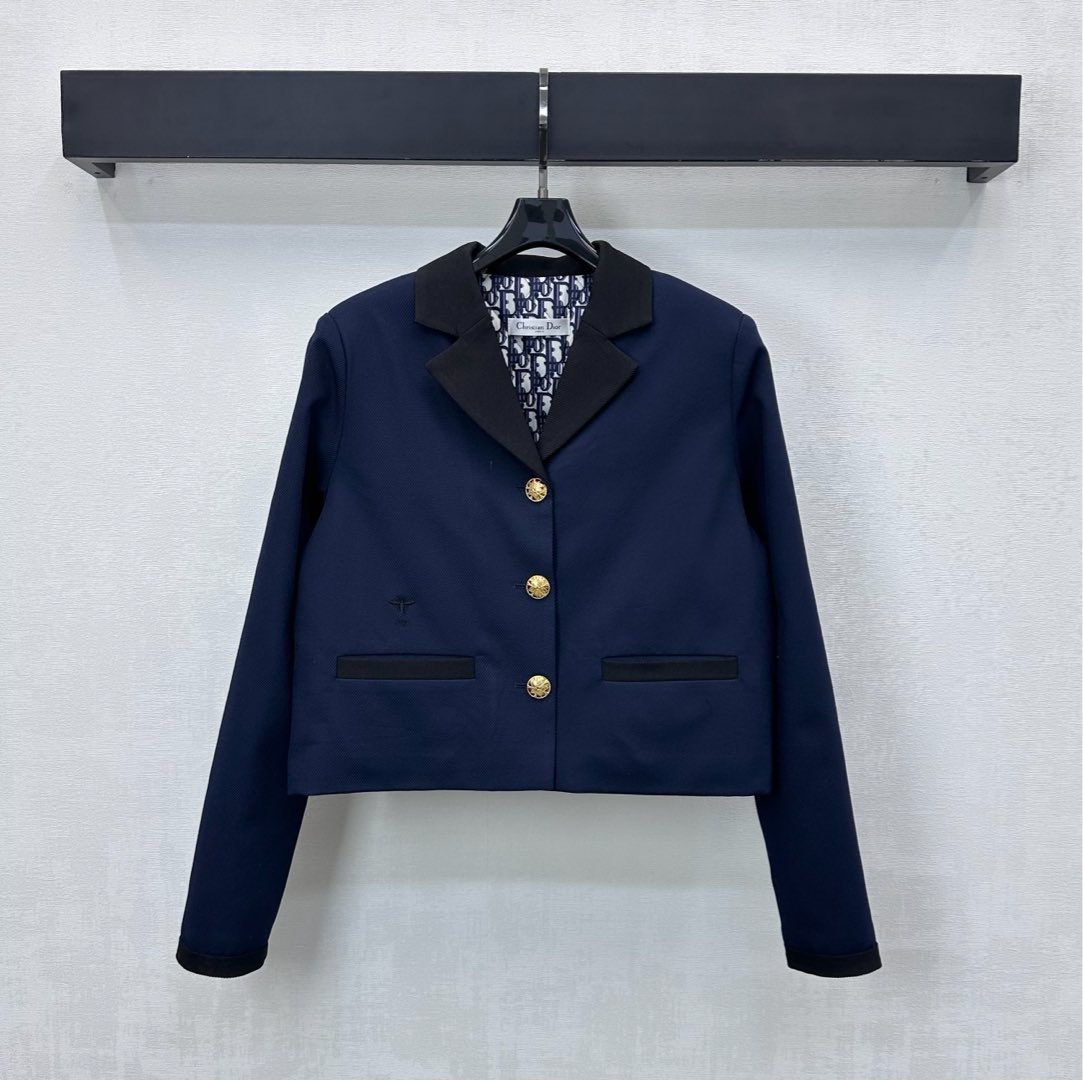 NO:627174,Dio*2025 new arrivals, short color-blocked blazer, custom-made YB imported twill cotton material, glossy texture, smooth drape, regular short version on the shoulders, fit and trim, more upright, metal buttons engraved with five-pointed star on the placket for adjustment, simple and elegant style, embellished with iconic bee CD letter embroidery logo decoration on the waist, highlighting the brand tonality, colliding with the full-printed letter elements design on the inside, adding layering to the look, development of surface accessories, tailoring of short blazer with lapel  Wear casually with bottoms to show elegance. High version, dior, jackets & coats, business suit, alexander wang19860909Dio*2025新品上架短款拼色西装外套定制YB进口斜纹棉材质 质感光泽 垂顺流畅 正肩常规偏短版型 合身修饰更显挺拔 开襟刻印五角星金属纽扣调节处理 款式简约大气 腰侧点缀标志性蜜蜂CD字母刺绣徽标装饰 彰显品牌调性 配合内里满印字母元素碰撞设计 增添造型层次感 面辅料开发 翻领短款西装外套剪裁 随意搭配下装穿搭展现优雅气质 高版本,,dior,jackets & coats,business suit,alexander wang,Women's clothing