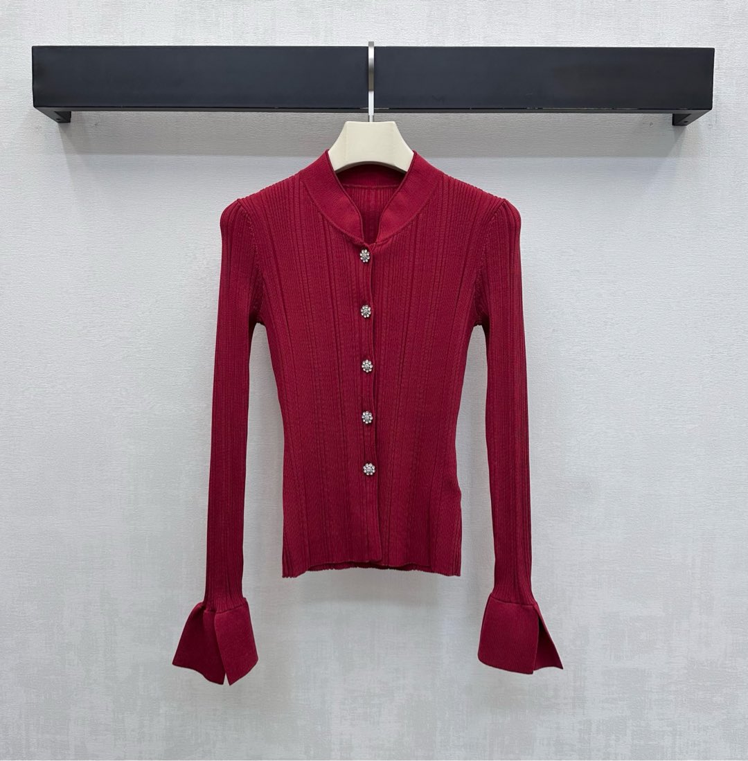 NO:627159,Tops and bottoms Self Portrai** new arrivals stand-up collar slim cardigan and skirt suit customized with YB imported high-elastic material. High-quality. The placket is adjusted with heavy-duty diamond buttons to highlight the brand tone. The flower bud skirt on the bottom echoes the cuff design. It matches the overall line texture and is obviously full of texture. It adds layering to the shape. The slim version perfectly shows the figure. Development of surface accessories. Long-sleeved cardigan paired with high-waisted skirt suit. Complete set for commuting and dating. Simple and advanced.  High version,,skirts,alexander wang19860909上装下装Self Portrai**新品上架立领修身开衫半裙套装定制YB进口高弹力材质 品质高级 开襟沿用重工镶钻纽扣调节设计 彰显品牌调性 下装花苞半裙呼应袖口设计 配合整体线条肌理明显质感十足 增添造型层次感 修身版型完美展现身材 面辅料开发 长袖开衫搭配高腰半裙套装 成套穿搭通勤约会穿搭简约高级   高版本,,skirts,alexander wang,Women's clothing