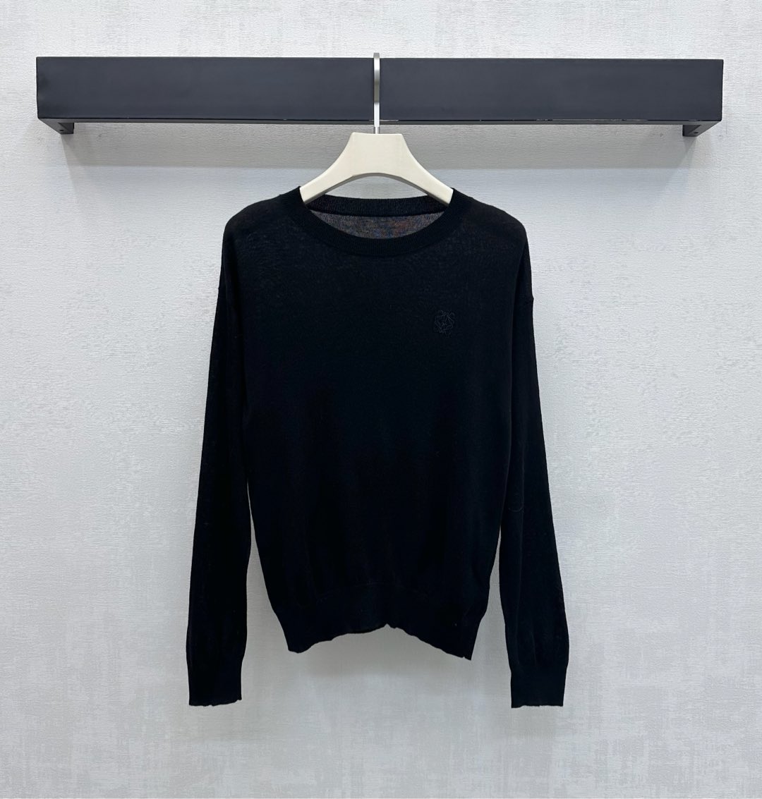 NO:627158,Loew* new arrival embroidered logo bottoming shirt, customized YB imported 100% wool material, soft and comfortable, high-quality texture, decorated with iconic embroidered totem logo on the chest, highlighting the brand tone, threaded edge processing on the collar, echoing the same design of the hem and cuffs, adding layering to the look, development of fabric accessories, round neck long-sleeved top tailoring, stylish when worn alone, high version in 3 colors, loewe, alexander wang19860909Loew*新品上架刺绣徽标打底衫定制YB进口百分百羊毛材质 柔软舒适 质感上乘 胸前点缀标志性刺绣图腾徽标装饰 彰显品牌调性 领边螺纹包边细节处理 呼应衣摆与袖口同样设计 增添造型层次感 面辅料开发 圆领长袖上衣剪裁 单穿内搭出彩时髦 高版本3色,,loewe,alexander wang,Women's clothing