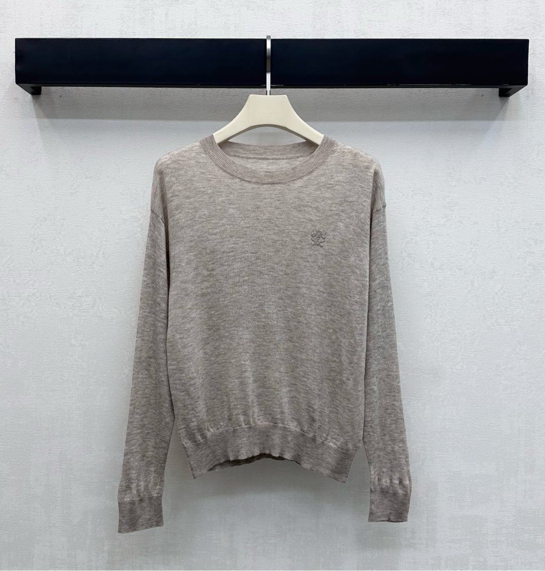 NO:627165,Loew* new arrival embroidered logo bottoming shirt, customized YB imported 100% wool material, soft and comfortable, high-quality texture, decorated with iconic embroidered totem logo on the chest, highlighting the brand tone, threaded edge processing on the collar, echoing the same design of the hem and cuffs, adding layering to the look, development of fabric accessories, round neck long-sleeved top tailoring, stylish when worn alone, high version in 3 colors, loewe, alexander wang19860909Loew*新品上架刺绣徽标打底衫定制YB进口百分百羊毛材质 柔软舒适 质感上乘 胸前点缀标志性刺绣图腾徽标装饰 彰显品牌调性 领边螺纹包边细节处理 呼应衣摆与袖口同样设计 增添造型层次感 面辅料开发 圆领长袖上衣剪裁 单穿内搭出彩时髦 高版本3色,,loewe,alexander wang,Women's clothing