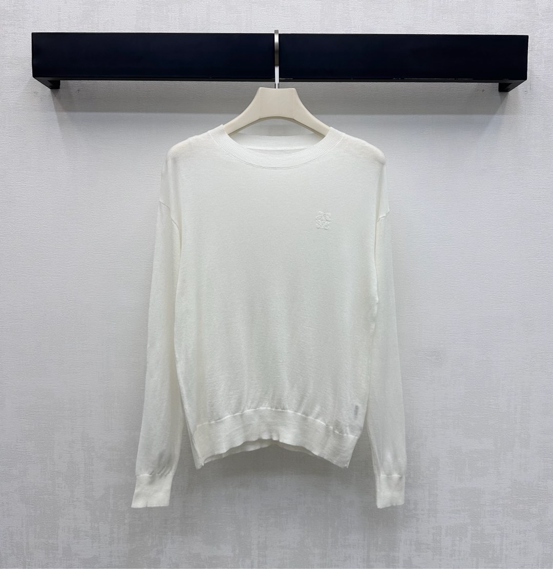 NO:627172,Loew* new arrival embroidered logo bottoming shirt, customized YB imported 100% wool material, soft and comfortable, high-quality texture, decorated with iconic embroidered totem logo on the chest, highlighting the brand tone, threaded edge processing on the collar, echoing the same design of the hem and cuffs, adding layering to the look, development of fabric accessories, round neck long-sleeved top tailoring, stylish when worn alone, high version in 3 colors, loewe, alexander wang19860909Loew*新品上架刺绣徽标打底衫定制YB进口百分百羊毛材质 柔软舒适 质感上乘 胸前点缀标志性刺绣图腾徽标装饰 彰显品牌调性 领边螺纹包边细节处理 呼应衣摆与袖口同样设计 增添造型层次感 面辅料开发 圆领长袖上衣剪裁 单穿内搭出彩时髦 高版本3色,,loewe,alexander wang,Women's clothing