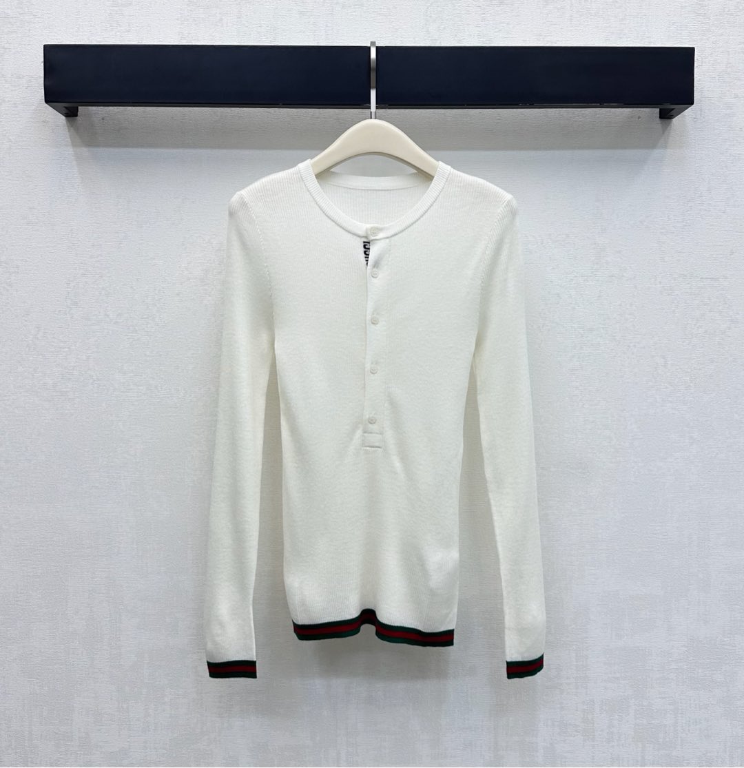 NO:627129,Gucc* new arrivals half-cardigan knitted bottoming shirt customized with YB imported wool knitted material. Skin-friendly and soft, full of elasticity. The threaded details on the neckline are hemmed. Matched with the contrasting red and green stripes on the hem and cuffs to add layering to the look. The overall lines are smooth. The iconic letter logo is decorated on the inside of the placket to highlight the brand tone. Surface accessories development. Slim-fitting round-neck bottoming shirt tailoring. Wear alone and layered to relax and fashionable. High version 3 colors, gucci, alexander wang19860909Gucc*新品上架半开襟针织打底衫定制YB进口羊毛针织材质 亲肤柔软 弹力十足 领口螺纹细节包边处理 配合衣摆与袖口红绿条纹撞色设计 增添造型层次感 整体线条流畅 开襟内侧沿用标志性字母徽标装饰 彰显品牌调性 面辅料开发 修身圆领打底衫剪裁 单穿叠穿松弛时髦  高版本3色,,gucci,alexander wang,Women's clothing