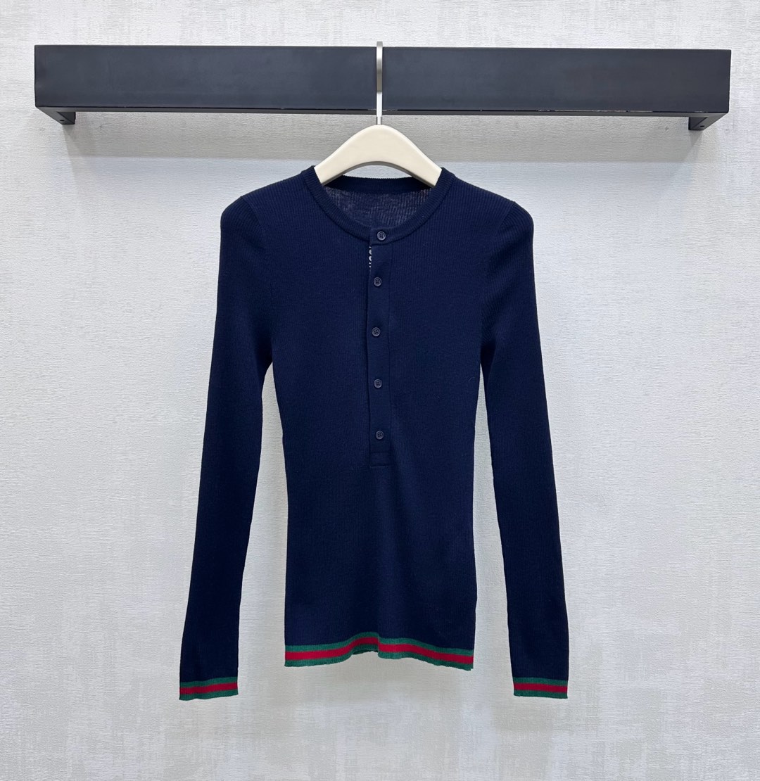 NO:627111,Gucc* new arrivals half-cardigan knitted bottoming shirt customized with YB imported wool knitted material. Skin-friendly and soft, full of elasticity. The threaded details on the neckline are hemmed. Matched with the contrasting red and green stripes on the hem and cuffs to add layering to the look. The overall lines are smooth. The iconic letter logo is decorated on the inside of the placket to highlight the brand tone. Surface accessories development. Slim-fitting round-neck bottoming shirt tailoring. Wear alone and layered to relax and fashionable. High version 3 colors, gucci, alexander wang19860909Gucc*新品上架半开襟针织打底衫定制YB进口羊毛针织材质 亲肤柔软 弹力十足 领口螺纹细节包边处理 配合衣摆与袖口红绿条纹撞色设计 增添造型层次感 整体线条流畅 开襟内侧沿用标志性字母徽标装饰 彰显品牌调性 面辅料开发 修身圆领打底衫剪裁 单穿叠穿松弛时髦  高版本3色,,gucci,alexander wang,Women's clothing