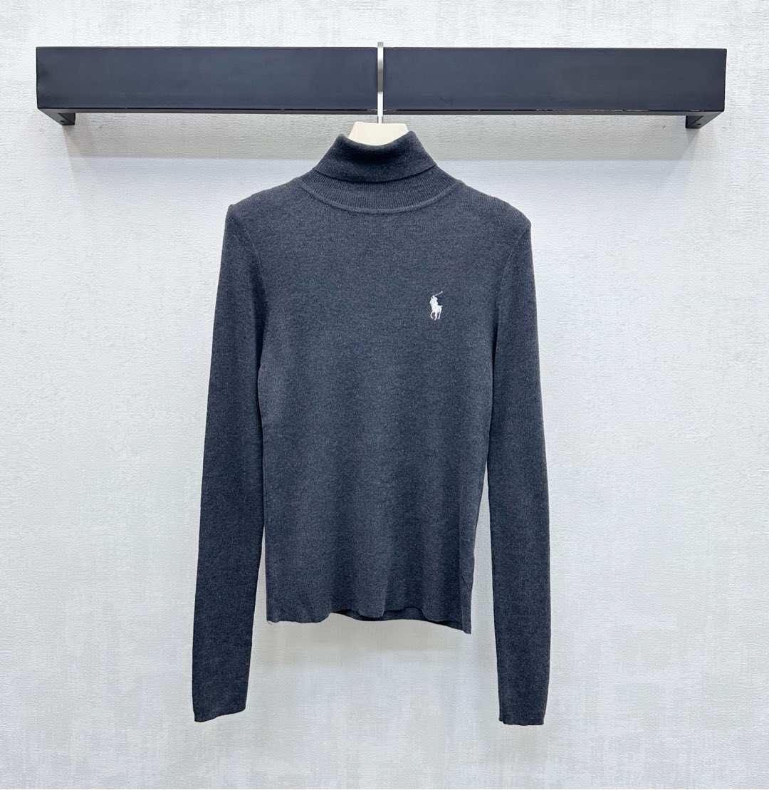 NO:627093,Ralph Laure** new arrivals high-neck letter logo bottom shirt customized YB imported wool material, full of elasticity, skin-friendly and soft, iconic embroidered logo decoration on the chest to highlight the brand tone, elastic and close-fitting version, visually slimming and slimming, smooth overall lines, adding layering to the shape, surface accessories development, slim-fitting high-neck bottom shirt tailoring, worn alone and layered, relaxed and fashionable, high version 3 colors, loro piana, alexander wang19860909Ralph Laure**新品上架高领字母徽标打底衫定制YB进口羊毛材质 弹力十足 亲肤柔软 胸前点缀标志性刺绣徽标装饰 彰显品牌调性 弹性贴身版型视觉修身显瘦 整体线条流畅 增添造型层次感 面辅料开发 修身高领打底衫剪裁 单穿叠穿松弛时髦  高版本3色,,loro piana,alexander wang,Women's clothing