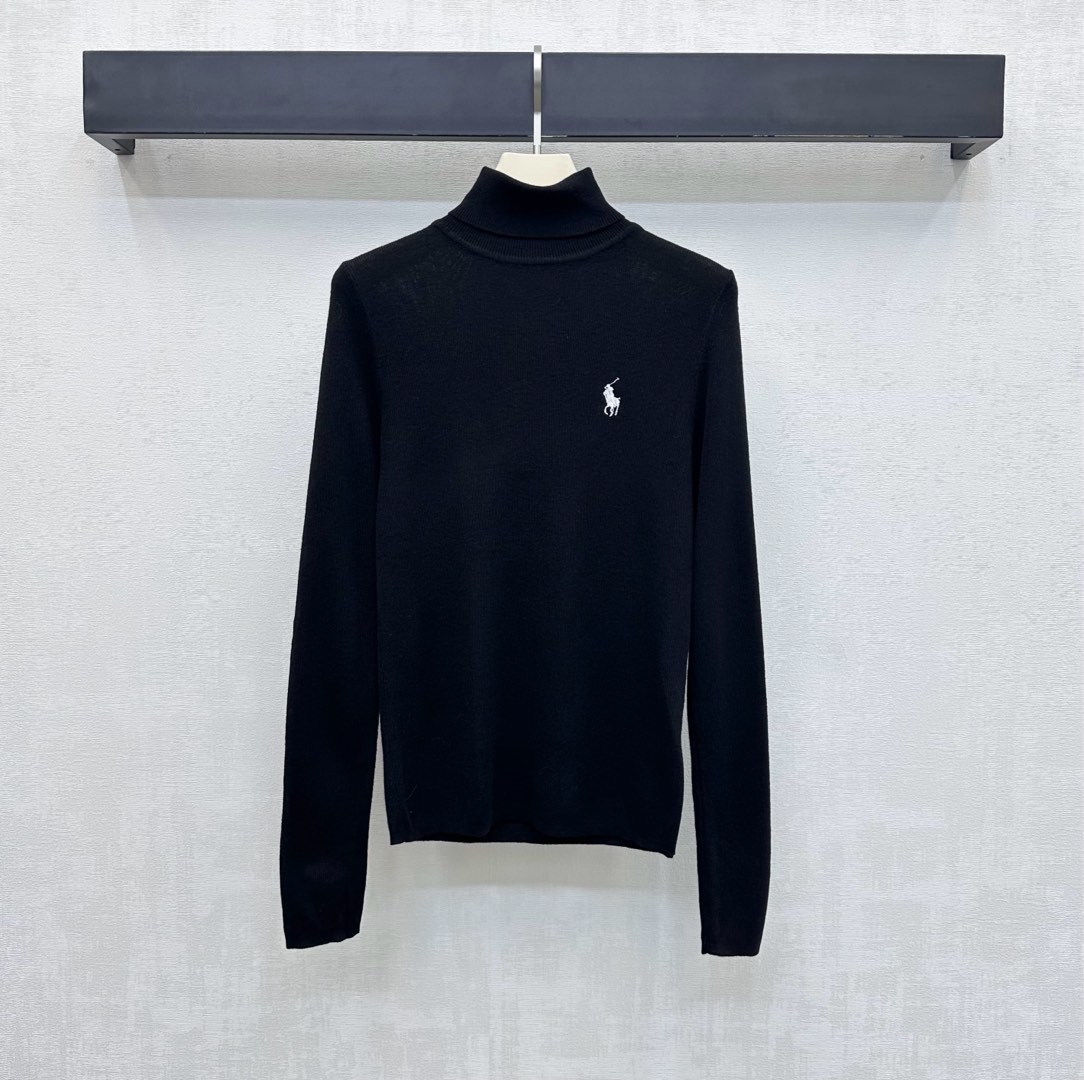 NO:627063,Ralph Laure** new arrivals high-neck letter logo bottom shirt customized YB imported wool material, full of elasticity, skin-friendly and soft, iconic embroidered logo decoration on the chest to highlight the brand tone, elastic and close-fitting version, visually slimming and slimming, smooth overall lines, adding layering to the shape, surface accessories development, slim-fitting high-neck bottom shirt tailoring, worn alone and layered, relaxed and fashionable, high version 3 colors, loro piana, alexander wang19860909Ralph Laure**新品上架高领字母徽标打底衫定制YB进口羊毛材质 弹力十足 亲肤柔软 胸前点缀标志性刺绣徽标装饰 彰显品牌调性 弹性贴身版型视觉修身显瘦 整体线条流畅 增添造型层次感 面辅料开发 修身高领打底衫剪裁 单穿叠穿松弛时髦  高版本3色,,loro piana,alexander wang,Women's clothing