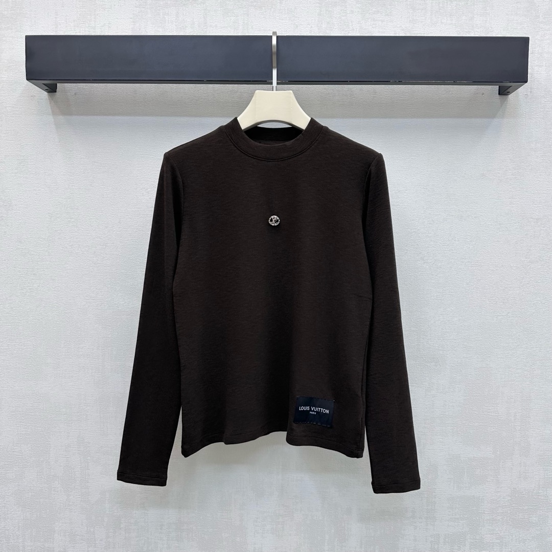 NO:627109,Louis Vuitto* new arrivals, round neck logo bottoming shirt, customized YB imported stretch cotton material, soft and comfortable, full of texture, plain vertical pit texture throughout, embellished with brand logo on the hem, adding layering to the look, rhinestone roundels on the chest embellished with iconic letters, highlighting the brand tone, fabric and accessories development, round neck slim bottoming shirt tailoring, simple and fashionable to wear alone and layered, high version 3 colors, Louis Vuitton, Alexander Wang19860909Louis Vuitto*新品上架圆领徽标打底衫定制YB进口弹力棉材质 柔软舒适 质感十足 通体素色竖坑条肌理 配合下摆品牌徽标点缀装饰 增添造型层次感 胸前水钻圆标点缀标志性字母其中 彰显品牌调性 面辅料开发 圆领修身打底衫剪裁 单穿叠穿简约时髦  高版本3色,,louis vuitton,alexander wang,Women's clothing