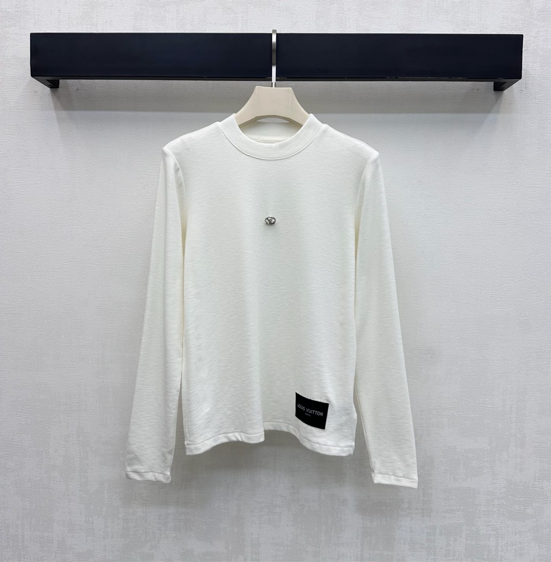 NO:627127,Louis Vuitto* new arrivals, round neck logo bottoming shirt, customized YB imported stretch cotton material, soft and comfortable, full of texture, plain vertical pit texture throughout, embellished with brand logo on the hem, adding layering to the look, rhinestone roundels on the chest embellished with iconic letters, highlighting the brand tone, fabric and accessories development, round neck slim bottoming shirt tailoring, simple and fashionable to wear alone and layered, high version 3 colors, Louis Vuitton, Alexander Wang19860909Louis Vuitto*新品上架圆领徽标打底衫定制YB进口弹力棉材质 柔软舒适 质感十足 通体素色竖坑条肌理 配合下摆品牌徽标点缀装饰 增添造型层次感 胸前水钻圆标点缀标志性字母其中 彰显品牌调性 面辅料开发 圆领修身打底衫剪裁 单穿叠穿简约时髦  高版本3色,,louis vuitton,alexander wang,Women's clothing