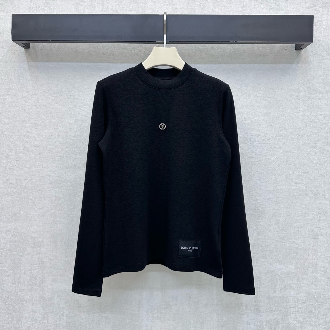 NO:627143,Louis Vuitto* new arrivals, round neck logo bottoming shirt, customized YB imported stretch cotton material, soft and comfortable, full of texture, plain vertical pit texture throughout, embellished with brand logo on the hem, adding layering to the look, rhinestone roundels on the chest embellished with iconic letters, highlighting the brand tone, fabric and accessories development, round neck slim bottoming shirt tailoring, simple and fashionable to wear alone and layered, high version 3 colors, Louis Vuitton, Alexander Wang19860909Louis Vuitto*新品上架圆领徽标打底衫定制YB进口弹力棉材质 柔软舒适 质感十足 通体素色竖坑条肌理 配合下摆品牌徽标点缀装饰 增添造型层次感 胸前水钻圆标点缀标志性字母其中 彰显品牌调性 面辅料开发 圆领修身打底衫剪裁 单穿叠穿简约时髦  高版本3色,,louis vuitton,alexander wang,Women's clothing