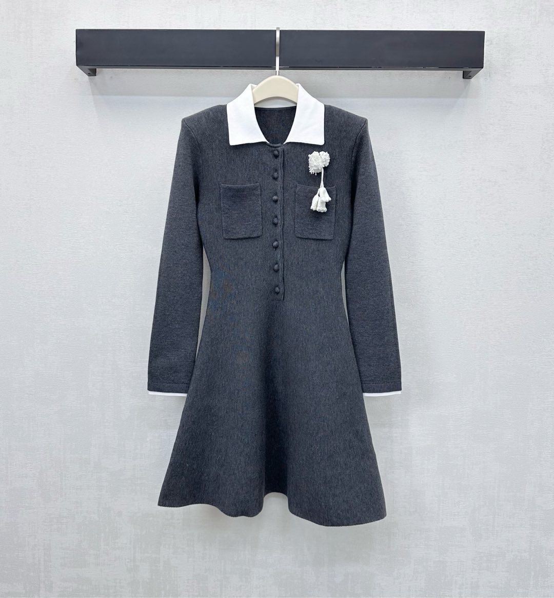 NO:627173,Self Portrai*2025 new arrivals, lapel knitted dress, custom made of YB imported wool knitted material, slim and stylish, still using half- placket buttons for adjustment, with white lapel splicing design, echoing the contrasting edges of the cuffs, adding layering to the look, embellished with three-dimensional flower decoration on the chest, highlighting the brand tone, development of fabric accessories, tailoring of lapel long-sleeved dress, showing luxury taste for commuting and attending important occasions, high version, skirts, alexander wang19860909Self Portrai*2025新品上架翻领针织连衣裙定制YB进口羊毛针织材质 垂顺有型 沿用半开襟纽扣调节处理 配合白色翻领拼接设计 呼应袖口撞色边条 增添造型层次感 胸前点缀立体花朵装饰 彰显品牌调性 面辅料开发 翻领长袖连衣裙剪裁 通勤与出席重要场合展现奢华品味 高版本,,skirts,alexander wang,Women's clothing