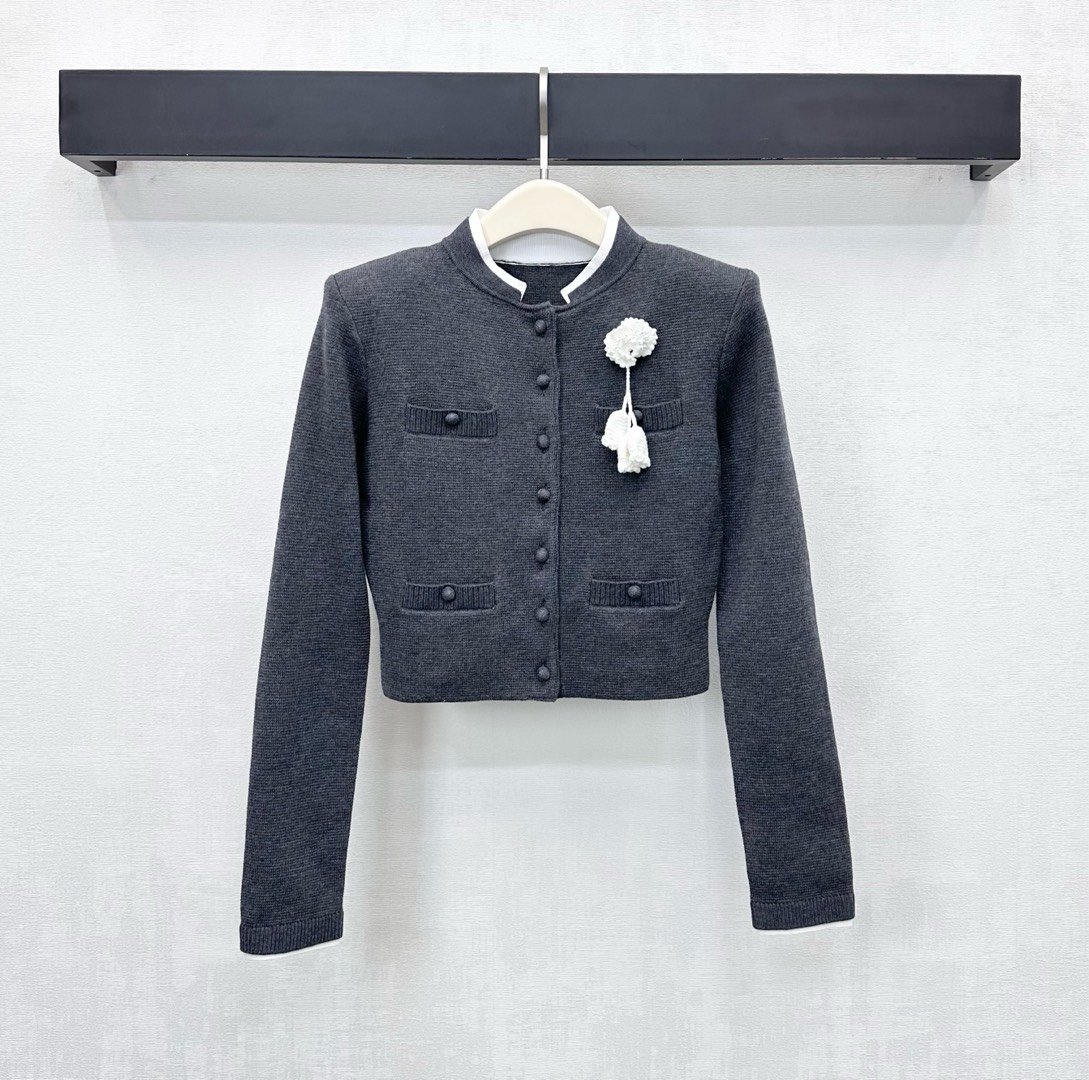 NO:627113,Self Portrai*2025 new products are on the shelves. Three-dimensional flower knitted jacket is made of YB imported wool knitted material. It is crisp and stylish. The placket is adjusted with buttons. It is designed with white contrast stitching on the stand-up collar. It is decorated with multiple pockets to add layering to the look. The three-dimensional flower decoration on the chest highlights the brand tone. Fabric accessories development. Stand-up collar short jacket tailoring. Shows luxury taste when commuting and attending important occasions. High version,,jackets & coats,jackets & coats,alexander wang19860909Self Portrai*2025新品上架立体花朵针织外套定制YB进口羊毛针织材质 挺括有型 开襟沿用纽扣调节处理 配合立领白色撞色拼接设计 搭配多口袋修饰 增添造型层次感 胸前点缀立体花朵装饰 彰显品牌调性 面辅料开发 立领短款夹克外套剪裁 通勤与出席重要场合展现奢华品味 高版本,,jackets & coats,jackets & coats,alexander wang,Women's clothing