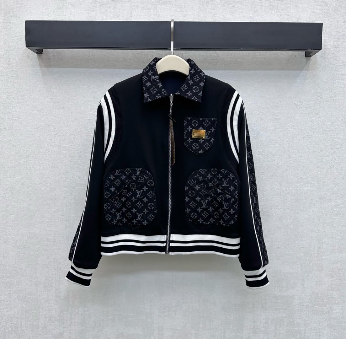NO:627206,Louis Vuitto*2025 new products are on the shelves. Double-sided splicing jacquard denim jacket. Customized YB imported twill cotton jacquard denim material. Stiff and stylish. Follows the reversible design. Large body plain splicing denim. The iconic four-leaf clover letter jacquard echoes the embellishment on the collar and pockets. It is matched with the front leather button zipper pocket metal badge to highlight the brand tone. The cuffs and hem follow the outline of the stripes on both shoulders to add layering to the look. Development of surface accessories  The lapel zipper jacket is cut and can be paired with high-waisted trousers of the same series. The upper body of the set is handsome and relaxed. It can also be purchased separately for fashionable and western styles. High version,,louis vuitton,jackets & coats,jackets & coats,alexander wang19860909Louis Vuitto*2025新品上架 双面拼接提花牛仔夹克外套 定制YB进口斜纹棉提花牛仔材质 挺括垂顺有型 沿用两面穿设计 大身素色拼接牛仔标志性四叶草字母提花呼应领边与口袋处点缀装饰 配合前襟皮扣拉链口袋金属徽章 彰显品牌调性 袖口和衣摆沿用两肩条纹轮廓 增添造型层次感 面辅料开发 翻领拉链夹克外套剪裁 可搭配同系列高腰长裤 成套上身帅气松弛 也可分开购入时髦洋气  高版本,,louis vuitton,jackets & coats,jackets & coats,alexander wang,Women's clothing