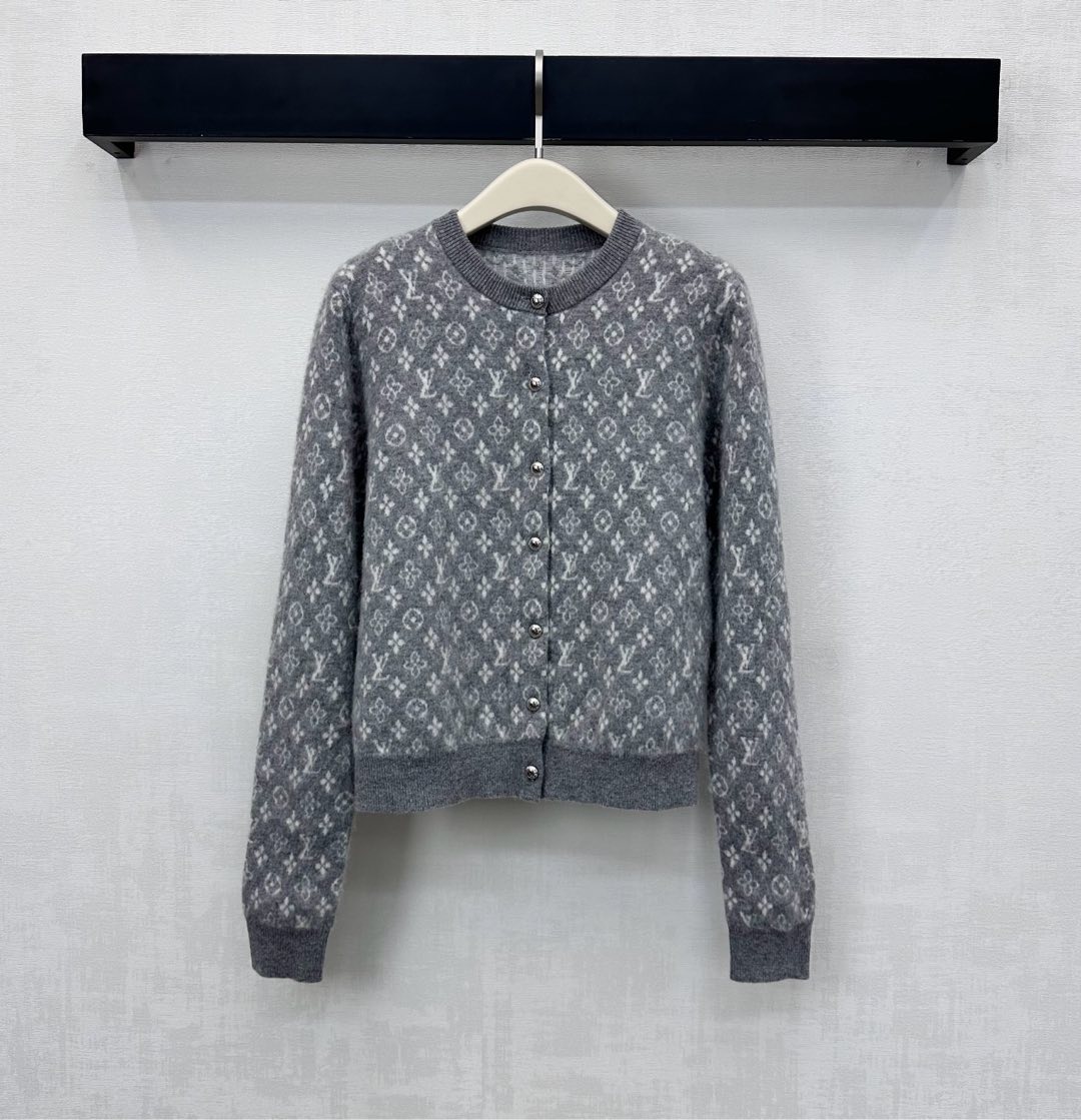 NO:627130,Louis Vuitto*2025 new arrivals jacquard round neck knitted cardigan customized YB imported wool knitted material High quality, comfortable and soft Threaded hemming on collar and cuffs echoes the hem to add layering to the look Fully covered four-leaf clover letter jacquard logo pattern Highlights brand tone Development of surface accessories Round neck long-sleeved cardigan tailoring Regular fit Simple and versatile for daily use in autumn and winter High version 2 colors, louis vuitton, alexander wang19860909Louis Vuitto*2025新品上架提花圆领针织开衫定制YB进口羊毛针织材质 质感高级 舒适柔软 领口袖口螺纹包边与衣摆呼应 增添造型层次感 通体满铺四叶草字母提花徽标图案 彰显品牌调性 面辅料开发 圆领长袖开衫剪裁 常规版型 秋冬日常简约百搭款  高版本2色,,louis vuitton,alexander wang,Women's clothing