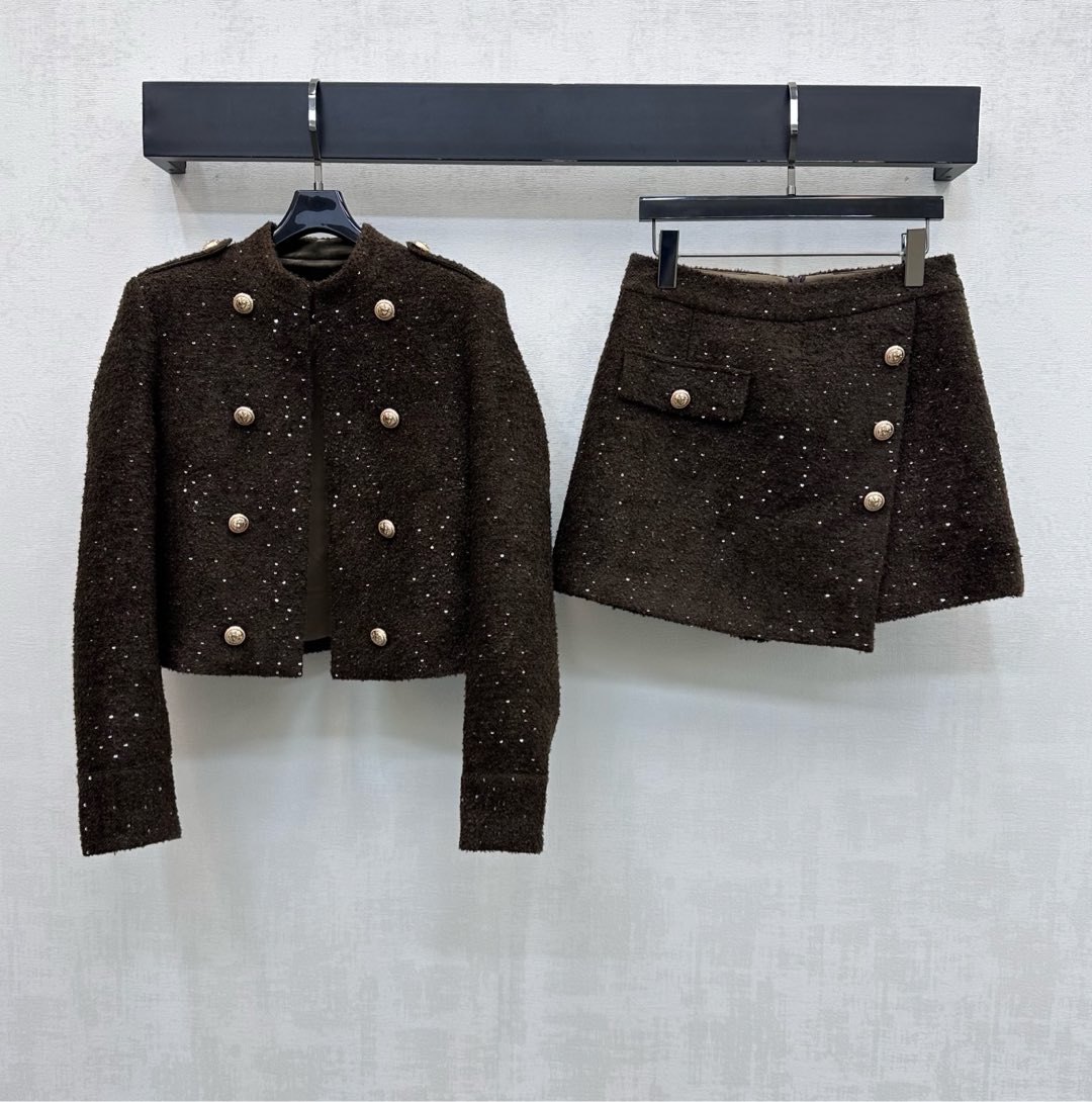 NO:627217,Balmai*2025 new products are on the shelves. The fine glitter woven dress suit is made of YB imported slub wool. The texture is obvious and the texture is high-end. The tweed fabric is used to create a model of small fragrance. Double rows of iconic heavy-duty engraved metal buttons are decorated to highlight the brand tone. The whole body is embellished with hand-sewn sequins and integrated into the design to add layering to the look. Development of surface accessories. The stand-up collar dress jacket is paired with the culottes suit of the same series. The micro-A version modifies the waist and hips to improve the proportion of the legs.  The first choice for fashionable outfits in autumn and winter: high version, balmain, skirts, jackets & coats, alexander wang19860909Balmai*2025新品上架细闪编织洋装套装定制YB进口粗纺羊毛呢材质 肌理明显 质感高级 沿用粗花毛呢面料打造小香风典范 双排标志性重工刻印金属纽扣装饰 彰显品牌调性 通体点缀手工缝制亮片融入设计 增添造型层次感 面辅料开发 立领洋装外套搭配同系列裙裤套装 微A版型修饰腰胯 改善腿部比例 秋冬时髦精穿搭首选  高版本,,balmain,skirts,jackets & coats,alexander wang,Women's clothing