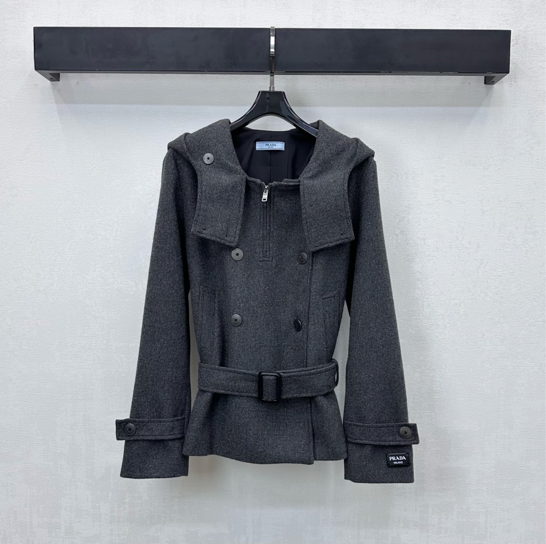 NO:628297,Prad* new arrivals hooded belted windbreaker jacket made of custom YB imported blended woolen material. Stiff and stylish. The texture is clearly visible to the naked eye. Zipper buttons are used to adjust the symmetrical pocket decorations. The waist is matched with a detachable perforated elastic belt to outline the waist and add layering to the look. The cuffs are embellished with iconic letter leather label design. It echoes the iconic triangle logo on the brim and highlights the brand tone. Surface accessories development. Hooded double-breasted jacket tailoring. Casually match and wear high-end fashion.  high version,,prada,jackets & coats,hats,alexander wang19860909Prad*新品上架连帽腰带风衣外套定制YB进口混纺羊毛呢材质 挺括有型 肌理明显肉眼可见 开襟沿用拉链纽扣调节对称插兜口袋装饰 腰间搭配可拆穿孔松紧腰带勾勒腰身 增添造型层次感 袖口点缀标志性字母皮标标设计 呼应帽沿标志性三角徽标 彰显品牌调性 面辅料开发 连帽双排扣外套剪裁 随意搭配穿搭高级时髦 高版本,,prada,jackets & coats,hats,alexander wang,Women's clothing