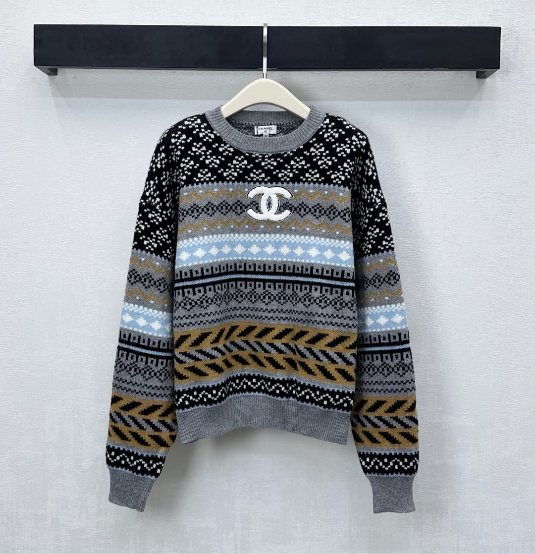 NO:628347,Chane* new products are on the shelves. Heavy-duty crochet round neck knitted custom YB imported blended wool knitted material. Comfortable, soft and high-quality. The collar, cuffs and hem are all processed with threaded hemming details. The whole Fair Isle Nordic style crochet pattern design. The texture is obvious and multiple totems enrich the visual enjoyment. Add a sense of layering to the shape. The iconic double C letter logo element is centered on the chest to highlight the brand tone. Surface accessories development. Round neck pullover sweater pattern tailoring.  Fashionable daily wear, high version 36 38 40,,chanel,sweaters,alexander wang19860909Chane*新品上架重工钩花圆领针织定制YB进口混纺羊毛针织材质 舒适柔软 质感上乘 领口与袖口和衣摆都沿用螺纹包边细节处理 通体费尔岛北欧风格的钩花图案设计 肌理明显多重图腾丰富视觉享受 增添造型层次感 胸前居中点缀标志性双C字母徽标元素 彰显品牌调性 面辅料开发 圆领套头毛衣版型剪裁 日常穿搭洋气时髦  高版本36 38 40,,chanel,sweaters,alexander wang,Women's clothing