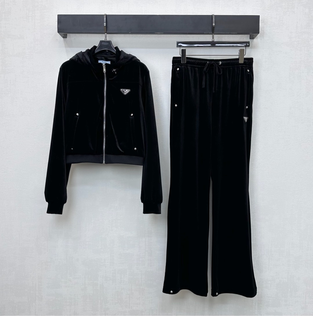 NO:628315,Prad* new product on the shelves, removable hooded jacket and trousers velvet suit, customized YB imported velvet material, glossy texture, smooth and stylish, engraved zipper adjustment on the placket, and threaded hemming on the hem and cuffs, adding a sense of layering to the look. Detachable hood design allows for two wears. The iconic metal triangle logo decoration on the chest echoes the details of the trousers, highlighting the brand tone. Development of surface accessories, hooded zipper jacket, drawstring trousers suit, simple yet fashionable outfit.  Easily manageable for daily commuting. High version, prada, jackets & coats, hats, alexander wang19860909Prad*新品上架拆卸连帽外套长裤丝绒套装定制YB进口丝绒材质 质感光泽 垂顺有型 开襟刻印拉链调节配合衣摆袖口螺纹包边处理 增添造型层次感 可拆卸连帽设计 实现一衣两穿 胸前点缀标志性金属三角徽标装饰 与裤子细节上下呼应 彰显品牌调性 面辅料开发 连帽拉链外套抽绳长裤套装 成套穿搭简约不失时尚感 日常通勤都能轻松驾驭   高版本,,prada,jackets & coats,hats,alexander wang,Women's clothing