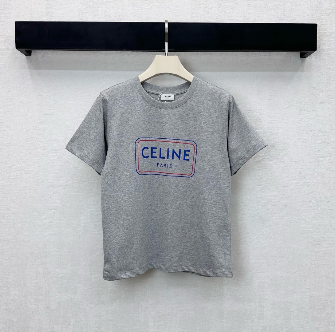 NO:628319,Celin* new product launch round neck letter short-sleeved T-shirt, customized YB imported raw twill cotton material, breathable and comfortable, high-quality texture, embellishment of the iconic printed letter logo element in the center of the chest to highlight the brand tone. The collar, cuffs and hem are all processed with threaded hemming details to add layering to the look. Development of surface accessories. Regular short T-shirt cut. Fashionable and relaxed for daily commuting. Stylish when worn alone.  High version 2 colors,,celine,T-shirt,tees,t-shirt,alexander wang19860909Celin*新品上架圆领字母短袖T定制YB进口原生斜纹全棉材质 透气舒适 质感上乘 胸前居中点缀标志性印花字母徽标元素 彰显品牌调性 领边袖口与衣摆都沿用螺纹包边细节处理 增添造型层次感 面辅料开发 常规短款T恤版型裁剪 日常通勤时尚松弛 单穿内搭出彩时髦  高版本2色,,celine,T-shirt,tees，t-shirt,alexander wang,Women's clothing