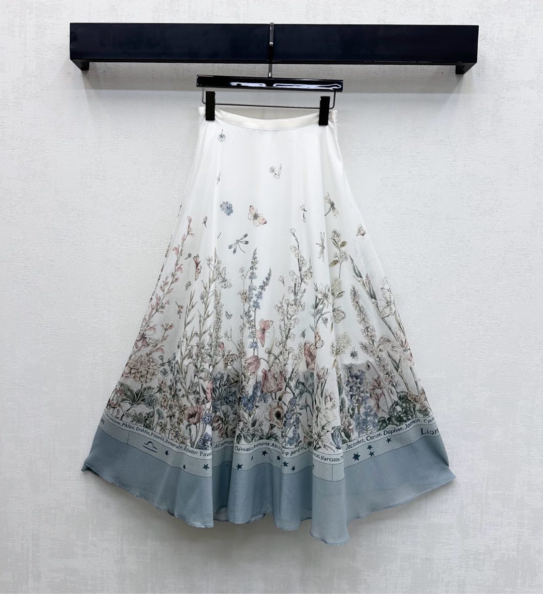 NO:628369,Dio*'s new product is on the shelves. High-waisted printed skirt, made of custom-made YB imported twill cotton. High-quality texture. Sleek and stylish. The waist and hips are spliced with webbing and zipper adjustment design to add layering to the look. Butterflies, flowers and plant letters logo patterns are printed all over the body. It echoes the vitality of spring and highlights the brand tone. Development of surface accessories. High-waisted umbrella-shaped skirt tailoring. It is full of energy for daily wear and can be easily worn for dates and dinners.  high version,,dior,skirts,alexander wang19860909Dio*新品上架高腰印花半身裙定制YB进口斜纹棉材质 质感上乘 垂顺有型 腰胯沿用织带拼接配合拉链调节设计 增添造型层次感 通体满印蝴蝶花朵与植物字母徽标图案 呼应春季的生机活力气息 彰显品牌调性 面辅料开发 高腰伞状半裙版型剪裁 日常穿搭充满活力 约会聚餐都可轻松驾驭  高版本,,dior,skirts,alexander wang,Women's clothing