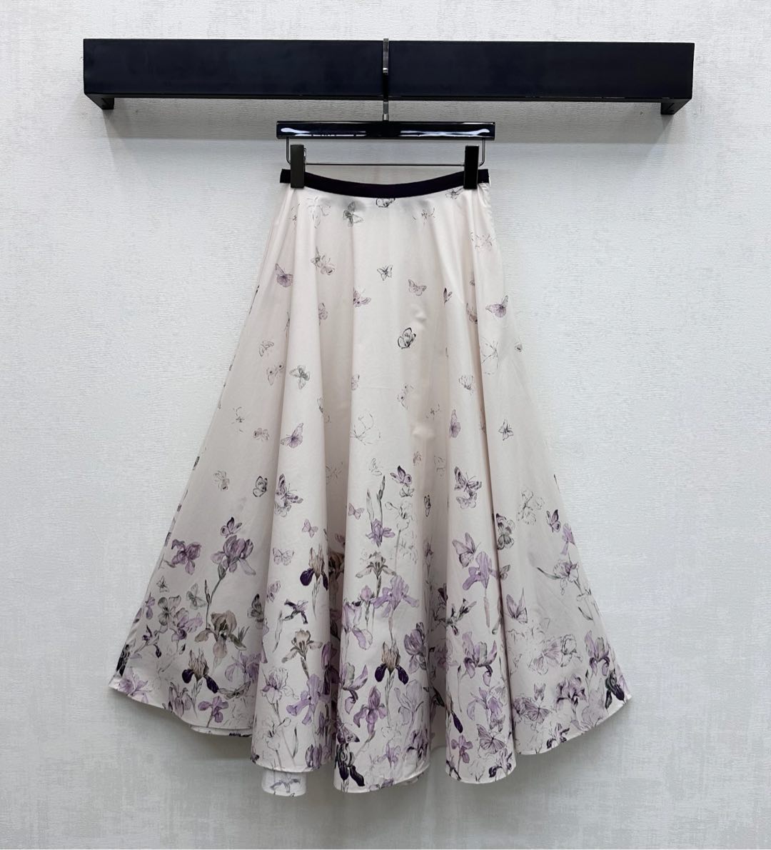 NO:628355,Dio* new product launch High-waisted printed skirt, custom-made YB imported twill cotton material, high-quality texture, draped and stylish, using black binding details and zipper adjustment design to add layering to the look. Butterfly and flower print pattern elements are printed all over the body, echoing the vitality of spring, highlighting the brand tone. Development of surface accessories. High-waisted umbrella-shaped skirt tailoring, full of vitality for daily wear, easy to control for dates and dinners. High version, dior, skirts, alexander  wang19860909Dio*新品上架高腰印花半身裙定制YB进口斜纹棉材质 质感上乘 垂顺有型 沿用黑色捆边细节配合拉链调节设计 增添造型层次感 通体满印蝴蝶与花朵印花图案元素 呼应春季的生机活力气息 彰显品牌调性 面辅料开发 高腰伞状半裙版型剪裁 日常穿搭充满活力 约会聚餐都可轻松驾驭 高版本,,dior,skirts,alexander wang,Women's clothing