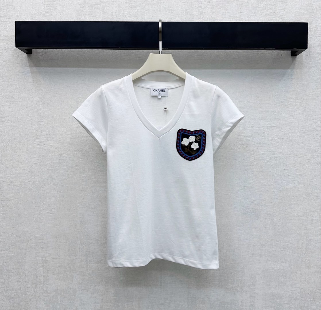 NO:628349,Chane*'s new products are on the shelves, customized with embroidered logo and made of YB imported cotton. Breathable and comfortable, with high quality. The chest badge is embellished with the iconic double C letter element. White flowers are incorporated into the contrasting decoration to highlight the brand tone. The collar edge is processed with threaded hemming details to match the smooth lines and clean silhouette, adding layering to the look. The development of surface accessories V-neck short-sleeved T-shirt tailoring makes it stylish when worn alone. High version 36 38  40,,chanel,T-shirt,tees,t-shirt,alexander wang19860909Chane*新品上架刺绣徽标定制YB进口全棉材质 透气舒适 质感上乘 胸前徽章点缀标志性双C字母元素 融入白色花朵撞色修饰 彰显品牌调性 领边沿用螺纹包边细节处理 配合线条流畅利落版型 增添造型层次感 面辅料开发 V领短袖T恤剪裁 单穿内搭出彩时髦 高版本36 38 40,,chanel,T-shirt,tees，t-shirt,alexander wang,Women's clothing