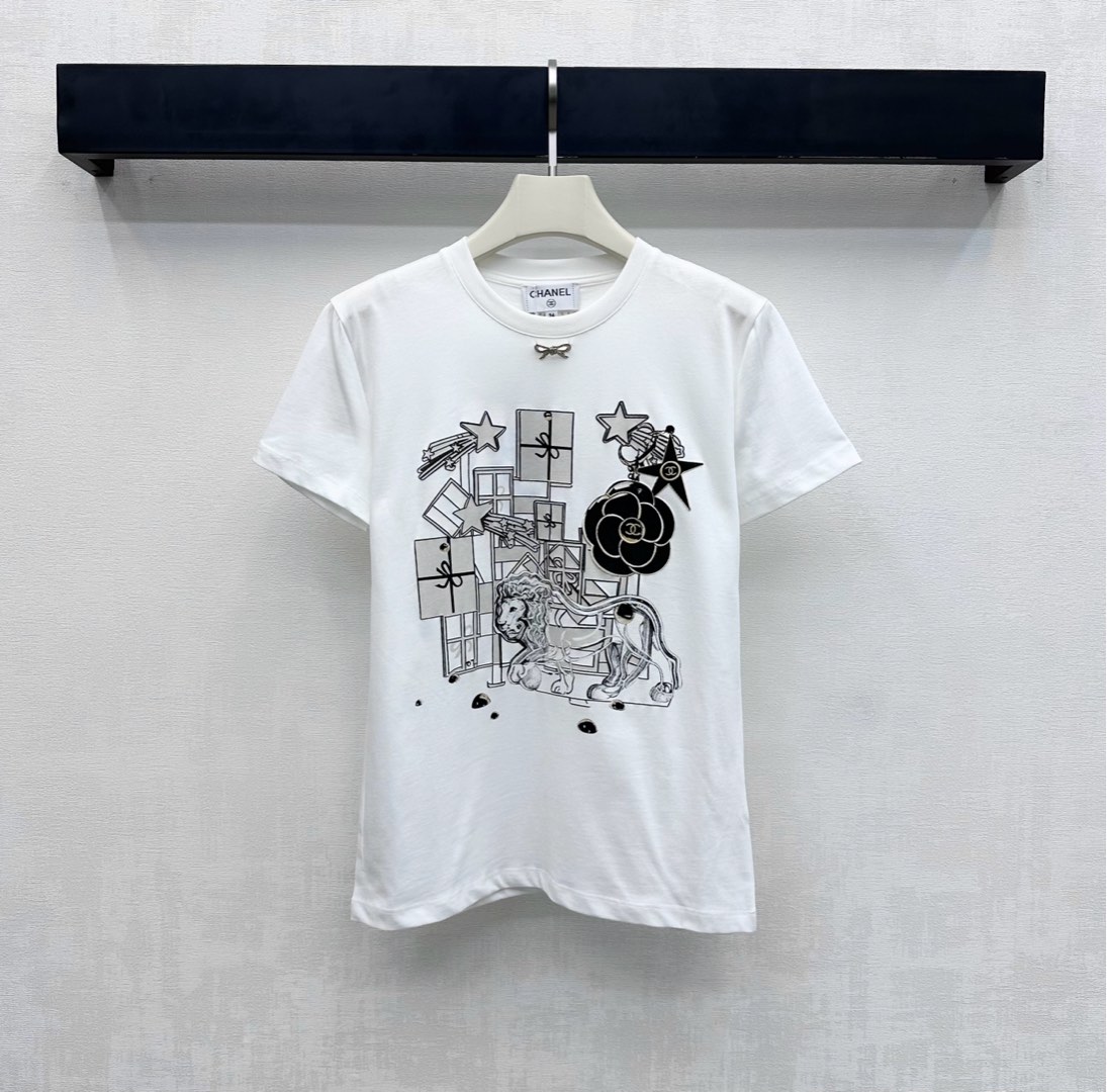 NO:628333,Chane*'s new product launches. Round neck three-dimensional printing. Customized YB imported cotton material. Breathable and comfortable. High-quality texture. Metal bow and iconic double C letter logo elements are embellished in the center of the chest. It echoes with flowers and stars to highlight the brand tone. The three-dimensional printing on the front is colorful and follows the camellia lion gift box pattern to present visual effects and add layering to the look. Development of surface accessories. Round neck short-sleeved T-shirt style tailoring. Stylish when worn alone. High version 36 38  40,,chanel,T-shirt,tees,t-shirt,alexander wang19860909Chane*新品上架圆领立体印花定制YB进口全棉材质 透气舒适 质感上乘 胸前居中点缀金属蝴蝶结与标志性双C字母徽标元素 配合花朵和星星相呼应 彰显品牌调性 前襟立体印花丰富多彩沿用山茶花狮子礼物盒图案 呈现视觉效果 增添造型层次感 面辅料开发 圆领短袖T恤版型剪裁 单穿内搭出彩时髦 高版本36 38 40,,chanel,T-shirt,tees，t-shirt,alexander wang,Women's clothing