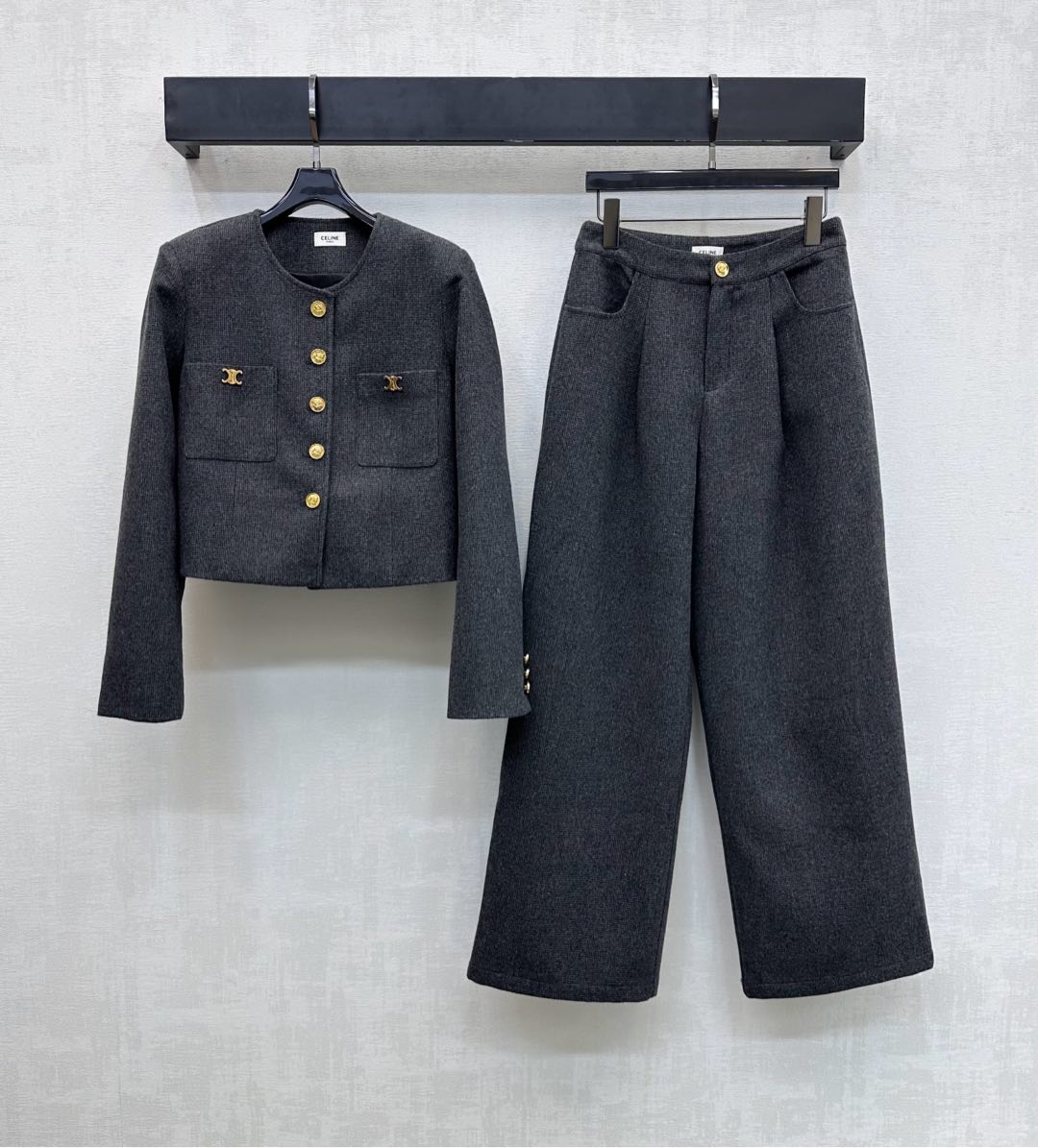 NO:628331,Celin*'s new arrival, round neck dress jacket and trousers set, customized with YB imported blended wool material, full of texture, crisp and stylish, using the iconic engraved letter buttons on the placket for adjustment and decoration, echoing the cuffs, adding layering to the look, symmetrical pockets on the chest embellished with Arc de Triomphe metal logo design, highlighting the brand's tone, trousers drape texture with pleated three-dimensional cutting design, improved upper and lower echo effect, development of surface accessories, short round neck jacket, high-waisted straight trousers suit  The complete set is simple yet fashionable and can be easily used for daily commuting. High version, celine, jackets & coats, alexander wang19860909Celin*新品上架圆领洋装外套长裤套装定制YB进口混纺羊毛材质 质感十足 挺括有型 沿用开襟标志性印刻字母纽扣调节装饰 与袖口相呼应 增添造型层次感 胸前对称口袋点缀凯旋门金属徽标设计 彰显品牌调性 裤子垂坠质感搭配压褶立体裁剪设计 上下呼应效果提升 面辅料开发 短款圆领外套高腰直筒长裤套装 成套穿搭简约不失时尚感 日常通勤都能轻松驾驭  高版本,,celine,jackets & coats,alexander wang,Women's clothing