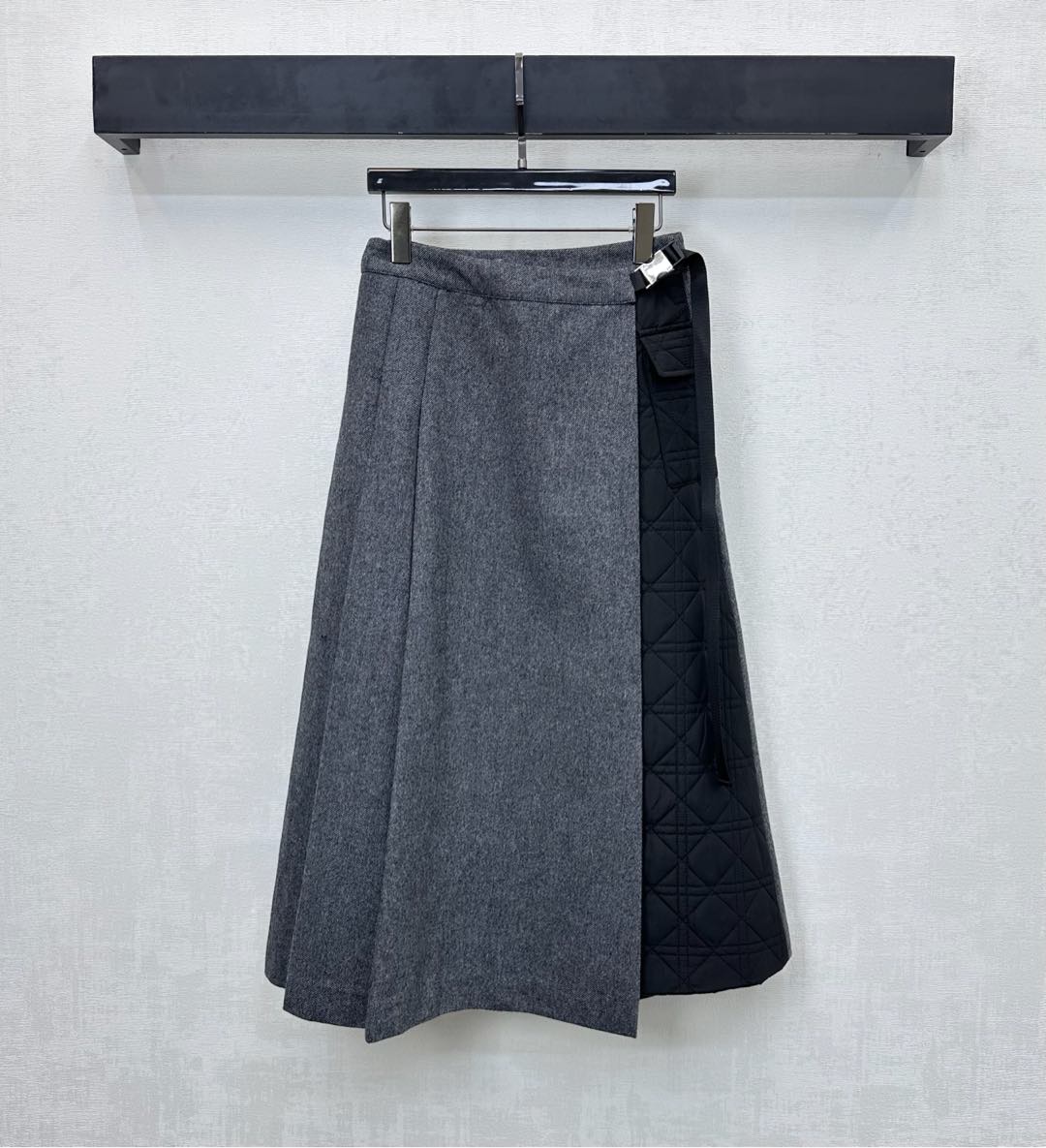 NO:629616,Dio*2025 new products are on the shelves. The diamond-stitched cotton skirt is made of YB imported blended wool. The cotton padding is light and warm. Designed with diamond-stitched woolen fabric. It is adjusted with the buckle webbing at the waist to add layering to the look. The iconic engraved letters are embellished to highlight the brand tone. The development of surface accessories. One-piece skirt tailoring. It can be paired with the same series of jackets. It can be worn as a set to be high-end and fashionable. It can also be purchased separately.  High version 2 colors,,dior,skirts,jackets & coats,alexander wang19860909Dio*2025新品上架菱格拼接棉服半裙定制YB进口混纺羊毛呢材质 衔棉填充轻盈保暖 沿用菱格拼接呢子面料设计 配合腰头卡扣织带调节处理 增添造型层次感 标志性刻印字母点缀之上 彰显品牌调性 面辅料开发 一片式半裙剪裁 可搭配同系列外套 成套穿搭高级时髦 也可分开购入搭配  高版本2色,,dior,skirts,jackets & coats,alexander wang,Women's clothing