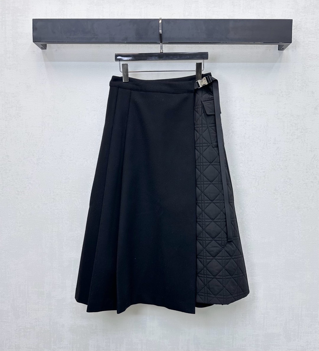 NO:629629,Dio*2025 new products are on the shelves. The rhombus spliced cotton skirt is made of YB imported blended woolen material. The cotton padding is light and warm. Designed with rhombus spliced woolen fabric. It is adjusted with the buckle webbing at the waist to add layering to the look. The iconic engraved letters are embellished to highlight the brand tone. The development of surface accessories. One-piece skirt cutting. Can be matched with the same series of jackets. It can be worn as a set to be high-end and fashionable. It can also be purchased separately.  High version 2 colors,,dior,skirts,jackets & coats,alexander wang19860909Dio*2025新品上架菱格拼接棉服半裙定制YB进口混纺羊毛呢材质 衔棉填充轻盈保暖 沿用菱格拼接呢子面料设计 配合腰头卡扣织带调节处理 增添造型层次感 标志性刻印字母点缀之上 彰显品牌调性 面辅料开发 一片式半裙剪裁 可搭配同系列外套 成套穿搭高级时髦 也可分开购入搭配  高版本2色,,dior,skirts,jackets & coats,alexander wang,Women's clothing