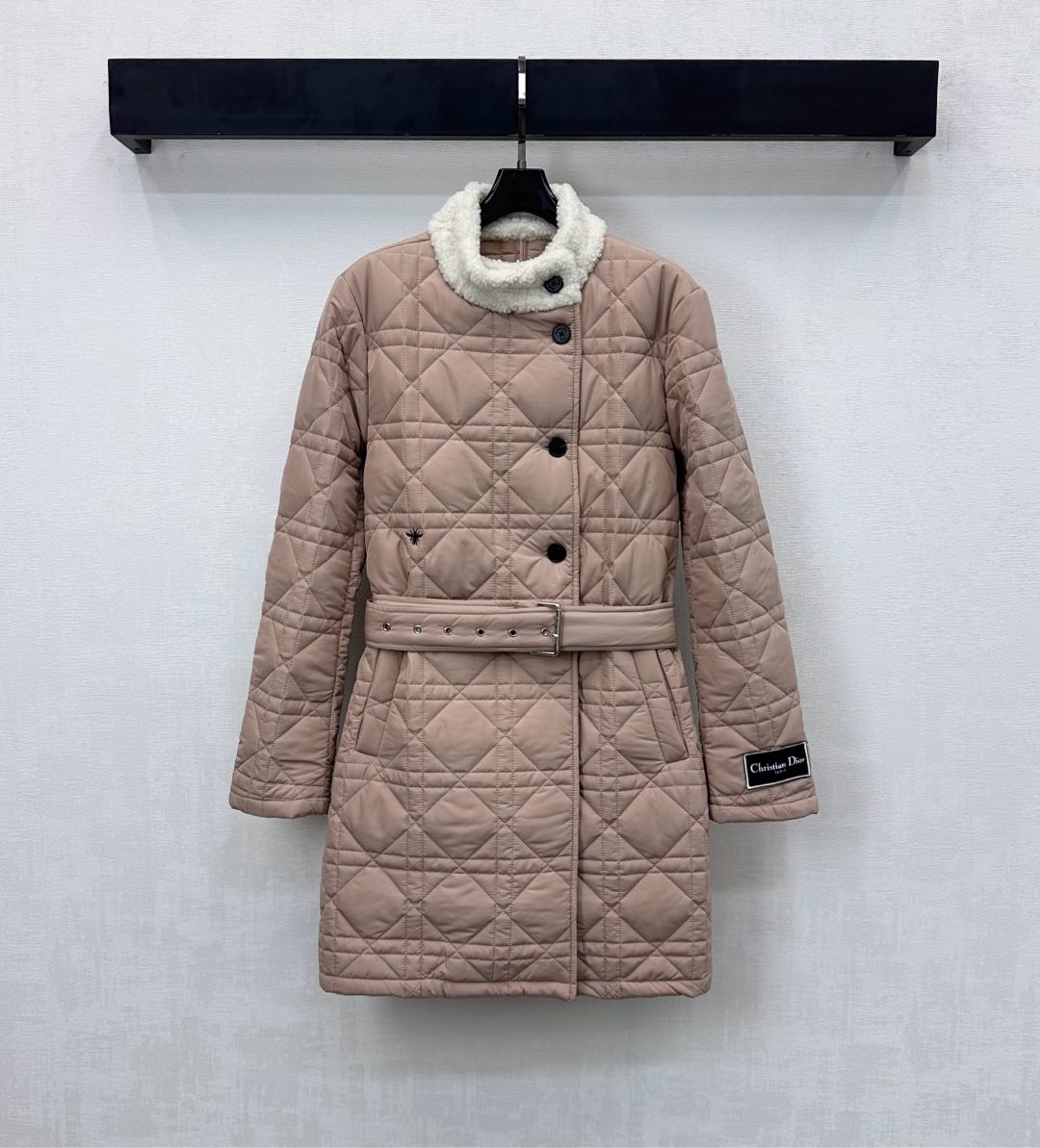 NO:629655,Dio*2025 new products are on the shelves. The fur collar rhombus belt cotton windbreaker is made of YB imported windproof and waterproof nylon material. The cotton fill is light and warm. The contrasting color splicing design of the lamb fur collar is used to add a sense of layering to the shape. The rhombus embossing on the body echoes the bee CD embroidery logo on the waist side and the cuff badge. It highlights the brand tone. The stand-up collar can be adjusted with oblique buttons to match the straight fit. The perforations of this fabric are used to modify the body shape to add layering to the look. Development of surface accessories  Stand collar mid-length windbreaker jacket tailoring for high-end and fashionable wear High version 2 colors, dior, jackets & coats, alexander wang19860909Dio*2025新品上架毛领菱格腰带棉服风衣定制YB进口防风防水尼龙材质 衔棉填充轻盈保暖 沿用羊羔毛领撞色拼接设计 增添造型层次感 大身菱格压纹与腰侧蜜蜂CD刺绣徽标与袖口徽章呼应 彰显品牌调性 立领斜襟纽扣调节处理配合直身版型利用本布穿孔修饰身形 增添造型层次感 面辅料开发 立领中长风衣外套剪裁 穿搭高级时髦  高版本2色,,dior,jackets & coats,alexander wang,Women's clothing