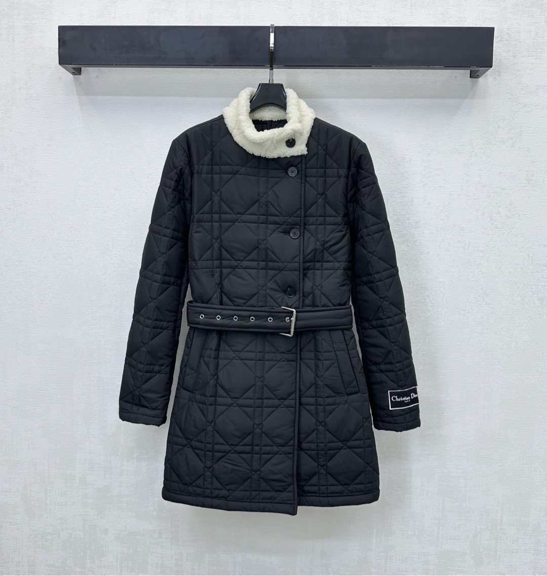 NO:629645,Dio*2025 new products are on the shelves. The fur collar rhombus belt cotton windbreaker is made of YB imported windproof and waterproof nylon material. The cotton fill is light and warm. The contrasting color splicing design of the lamb fur collar is used to add a sense of layering to the shape. The rhombus embossing on the body echoes the bee CD embroidery logo on the waist side and the cuff badge. It highlights the brand tone. The stand-up collar can be adjusted with oblique buttons to match the straight fit. The perforations of this fabric are used to modify the body shape to add layering to the look. Development of surface accessories  Stand collar mid-length windbreaker jacket tailoring for high-end and fashionable wear High version 2 colors, dior, jackets & coats, alexander wang19860909Dio*2025新品上架毛领菱格腰带棉服风衣定制YB进口防风防水尼龙材质 衔棉填充轻盈保暖 沿用羊羔毛领撞色拼接设计 增添造型层次感 大身菱格压纹与腰侧蜜蜂CD刺绣徽标与袖口徽章呼应 彰显品牌调性 立领斜襟纽扣调节处理配合直身版型利用本布穿孔修饰身形 增添造型层次感 面辅料开发 立领中长风衣外套剪裁 穿搭高级时髦  高版本2色,,dior,jackets & coats,alexander wang,Women's clothing