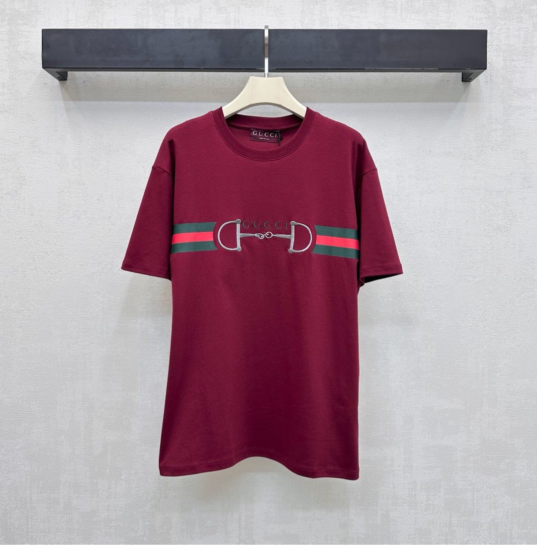 NO:629656,Gucc*2025 new products are on the shelves. Customized YB imported cotton material with printed embroidered letters. Breathable, comfortable and full of texture. The iconic embroidered letter logo element is centered on the chest and the contrasting red and green stripe printing design highlights the brand tone. The collar edge is processed with threaded hemming details and the dropped shoulder silhouette is smooth and neat. Adds layering to the look. Development of surface accessories. Regular short-sleeved T-shirt tailoring. Casual, fashionable and relaxed for daily commuting. Stunning and fashionable when worn alone.  High version 2 colors,,gucci,T-shirt,tees,t-shirt,alexander wang19860909Gucc*2025新品上架印花刺绣字母定制YB进口全棉材质 透气舒适 质感十足 胸前居中点缀标志性刺绣字母徽标元素配合红绿条纹印花撞色设计 彰显品牌调性 领边沿用螺纹包边细节处理搭配落肩版型线条流畅利落 增添造型层次感 面辅料开发 常规短袖T恤剪裁 日常通勤休闲时尚松弛 单穿内搭出彩时髦  高版本2色,,gucci,T-shirt,tees，t-shirt,alexander wang,Women's clothing