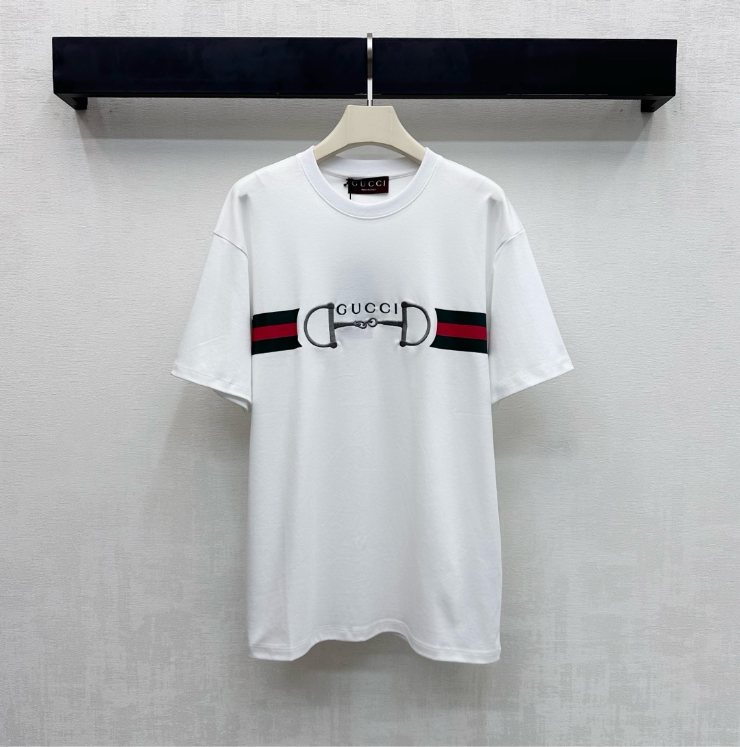 NO:629670,Gucc*2025 new products are on the shelves. Customized YB imported cotton material with printed embroidered letters. Breathable, comfortable and full of texture. The iconic embroidered letter logo element is centered on the chest and the contrasting red and green stripe printing design highlights the brand tone. The collar edge is processed with threaded hemming details and the dropped shoulder silhouette is smooth and neat. Adds layering to the look. Development of surface accessories. Regular short-sleeved T-shirt tailoring. Casual, fashionable and relaxed for daily commuting. Stunning and fashionable when worn alone.  High version 2 colors,,gucci,T-shirt,tees,t-shirt,alexander wang19860909Gucc*2025新品上架印花刺绣字母定制YB进口全棉材质 透气舒适 质感十足 胸前居中点缀标志性刺绣字母徽标元素配合红绿条纹印花撞色设计 彰显品牌调性 领边沿用螺纹包边细节处理搭配落肩版型线条流畅利落 增添造型层次感 面辅料开发 常规短袖T恤剪裁 日常通勤休闲时尚松弛 单穿内搭出彩时髦  高版本2色,,gucci,T-shirt,tees，t-shirt,alexander wang,Women's clothing