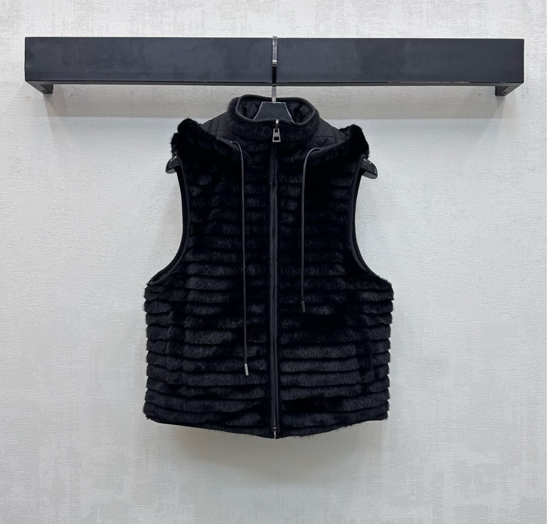 NO:629646,Dio*2025 new products are on the shelves. Double-sided hooded drawstring cotton vest is customized with YB imported nylon plush material. Cotton filling inside. The whole piece is light and warm. It follows the two-sided design concept. One side has diamond embossed texture and one side has long plush fabric to add layering to the look. The placket is engraved with zipper adjustment processing to highlight the brand's tone. Development of surface accessories. Hooded zipper vest tailoring. Advanced style for autumn and winter layering.  high version,,dior,hats,alexander wang19860909Dio*2025新品上架双面连帽抽绳棉服马甲定制YB进口尼龙毛绒材质 内里衔棉填充 整件轻盈保暖 沿用两面设计理念 一面菱格压纹肌理 一面长条毛绒面料 增添造型层次感 开襟刻印拉链调节处理 彰显品牌调性 面辅料开发 连帽拉链马甲剪裁 秋冬叠穿高级洋气 高版本,,dior,hats,alexander wang,Women's clothing