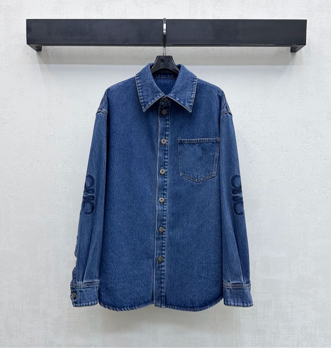 NO:629700,Loew*2025 New Arrival Logo Profile Denim Shirt Customized YB imported twill cotton denim material Soft, comfortable and breathable Multi-wash process Not easy to dye and discolor The placket engraved metal button adjustment design adds layering to the look Laser embroidered logo decoration on both sides of the elbows highlights the brand tone Development of surface accessories Lapel long-sleeved shirt style tailoring Casual matching and trendy fashion High version 2 colors, loewe, shirts, alexander wang19860909Loew*2025新品上架徽标廓形牛仔衬衣定制YB进口斜纹棉牛仔材质 柔软舒适透气 多重水洗工艺处理 不易染色脱色 开襟刻印金属纽扣调节设计 增添造型层次感 双侧手肘处饰以激光刺绣徽标装饰 彰显品牌调性 面辅料开发 翻领长袖衬衫版型剪裁 随意搭配穿搭潮流时髦  高版本2色,,loewe,shirts,alexander wang,Women's clothing
