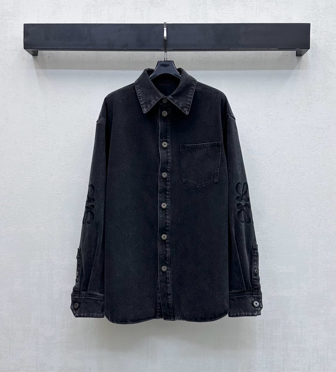 NO:629717,Loew*2025 New Arrival Logo Profile Denim Shirt Customized YB imported twill cotton denim material Soft, comfortable and breathable Multi-wash process Not easy to dye and discolor The placket engraved metal button adjustment design adds layering to the look Laser embroidered logo decoration on both sides of the elbows highlights the brand tone Development of surface accessories Lapel long-sleeved shirt style tailoring Casual matching and trendy fashion High version 2 colors, loewe, shirts, alexander wang19860909Loew*2025新品上架徽标廓形牛仔衬衣定制YB进口斜纹棉牛仔材质 柔软舒适透气 多重水洗工艺处理 不易染色脱色 开襟刻印金属纽扣调节设计 增添造型层次感 双侧手肘处饰以激光刺绣徽标装饰 彰显品牌调性 面辅料开发 翻领长袖衬衫版型剪裁 随意搭配穿搭潮流时髦  高版本2色,,loewe,shirts,alexander wang,Women's clothing
