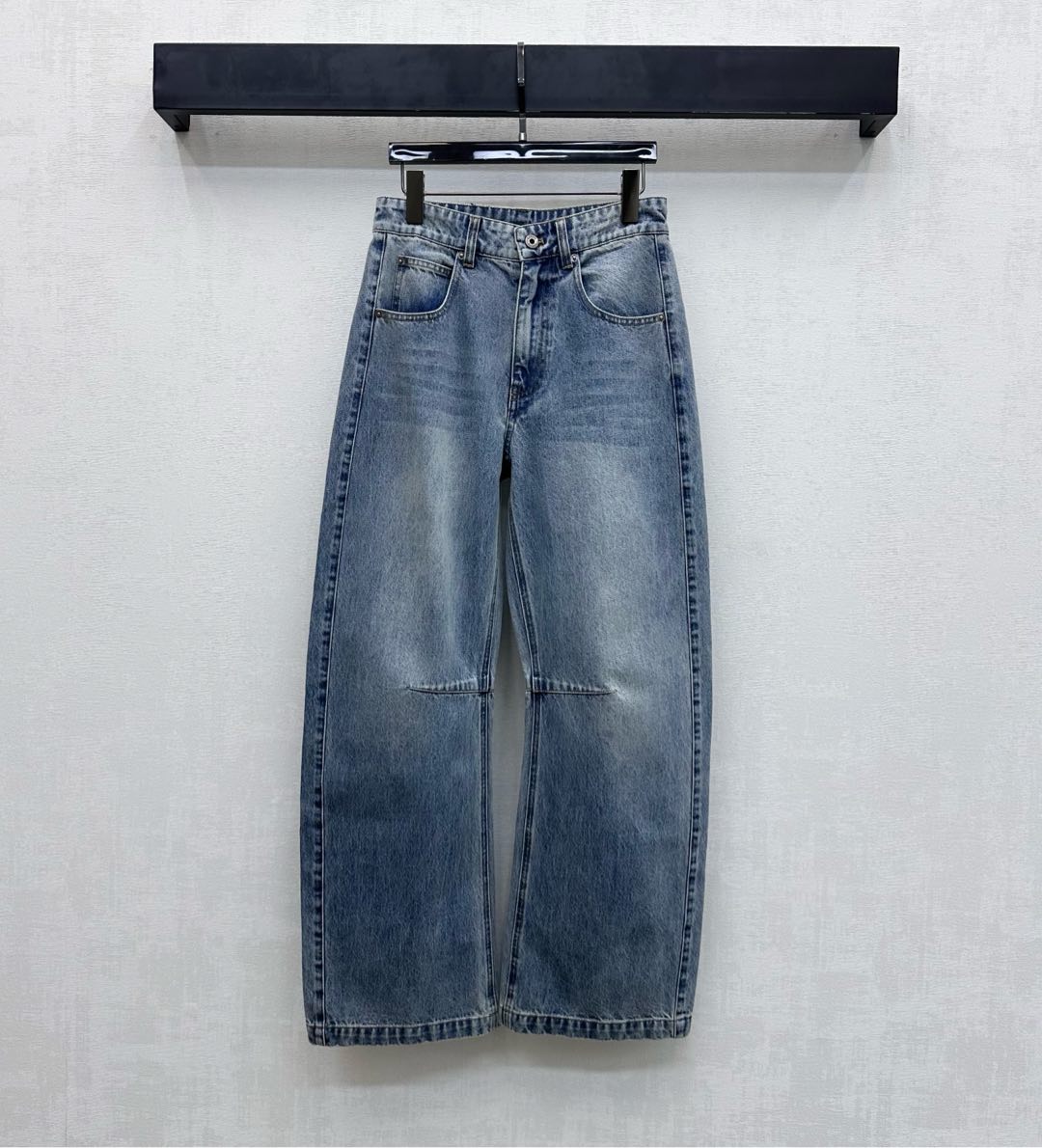 NO:629686,Loew*2025 new arrivals logo scimitar denim trousers customized YB imported twill cotton denim material Soft, comfortable and breathable Multiple washing processes Not easy to dye and discolor Evenly rubbed wrinkle texture on the waist, hips and thighs Adds layering to the look High waist buttoned double pocket design Split lines sewn at the knee bends create a scimitar effect Effectively modify the leg lines The rear hip pockets are decorated with laser embroidered logos to highlight the brand's tone Surface accessories development High-waisted wide-leg trousers tailoring  Casually match and wear trendy and fashionable high version, loewe, alexander wang19860909Loew*2025新品上架徽标弯刀牛仔长裤定制YB进口斜纹棉牛仔材质 柔软舒适透气 多重水洗工艺处理 不易染色脱色 腰胯大腿均匀擦色褶皱纹理处理 增添造型层次感 高腰系扣双插兜设计 膝弯处缝制分割线打造弯刀效果 有效修饰腿部线条 后臀口袋饰以激光刺绣徽标装饰 彰显品牌调性 面辅料开发 高腰阔腿长裤剪裁 随意搭配穿搭潮流时髦  高版本,,loewe,alexander wang,Women's clothing