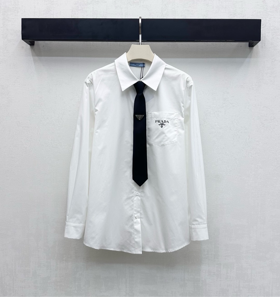 NO:649531,Prad*2025 New Arrival Lapel Tie Shirt Customized YB Imported Twill Cotton Material Breathable and Comfortable Breast Pocket Decorated with Signature Letter Logo Elements Matching the Tie Triangle Mark to Highlight Brand Tonality Open Button Adjustment Design Paired with Black Tie Decoration Adding Layering to the Style Development of Surface Accessories Lapel and Shoulder Shirt Tailoring Easily matched with skirts and trousers to create a foreign look Basic shirt that can be used for daily commuting and vacations  high version,,prada,skirts,shirts,ties,alexander wang19860909Prad*2025新品上架翻领领带衬衫定制YB进口斜纹全棉材质 透气舒适 胸前口袋点缀标志性字母徽标元素 配合领带三角标呼应 彰显品牌调性 开襟纽扣调节设计 搭配黑色领带装饰 增添造型层次感 面辅料开发 翻领正肩衬衣剪裁 随意搭配裙裤装轻松穿搭出洋气感 日常通勤度假都可驾驭的基础衬衫   高版本,,prada,skirts,shirts,ties,alexander wang,Women's clothing